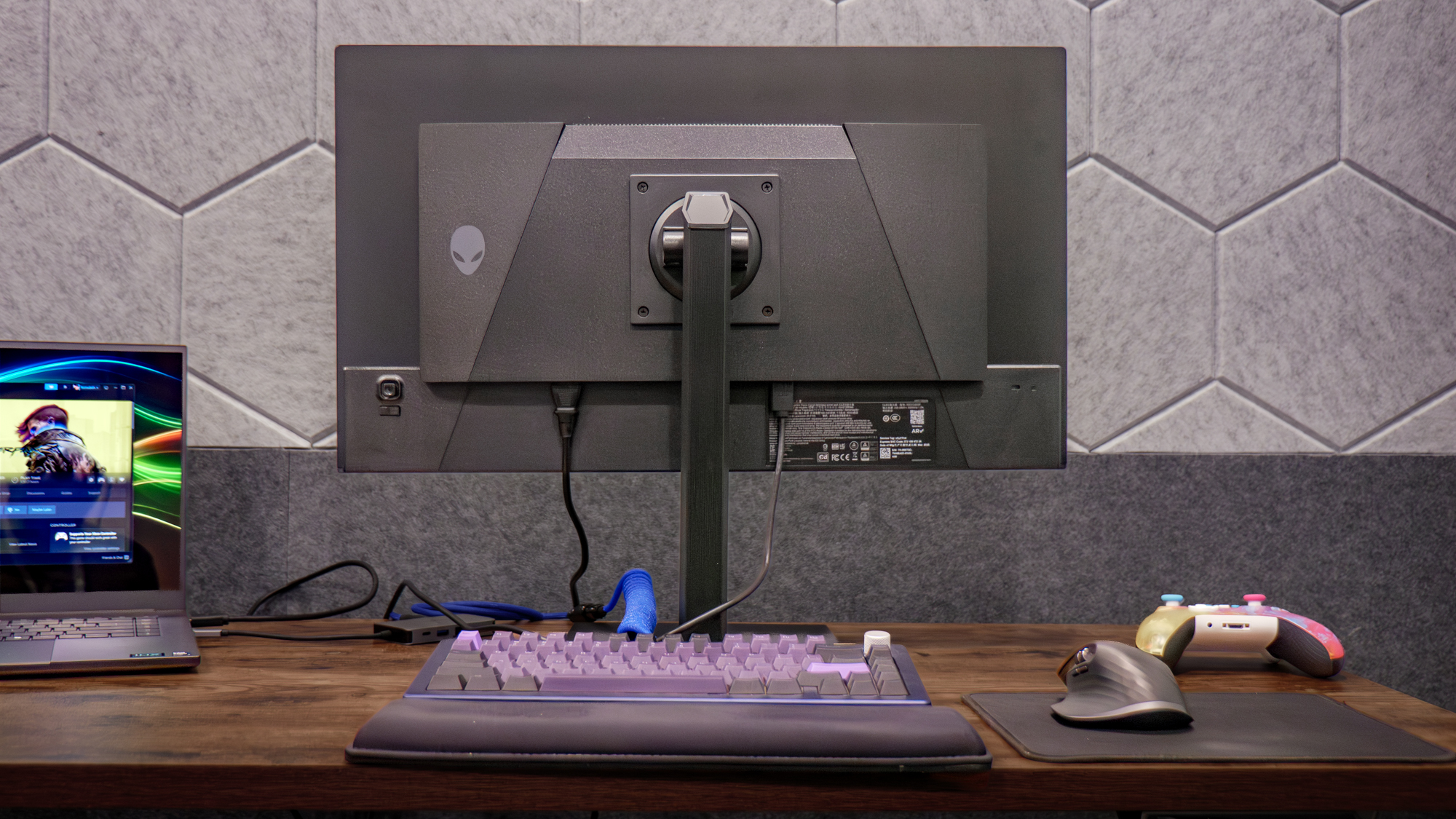 החלק האחורי של צג הגיימינג Alienware AW2726DM.