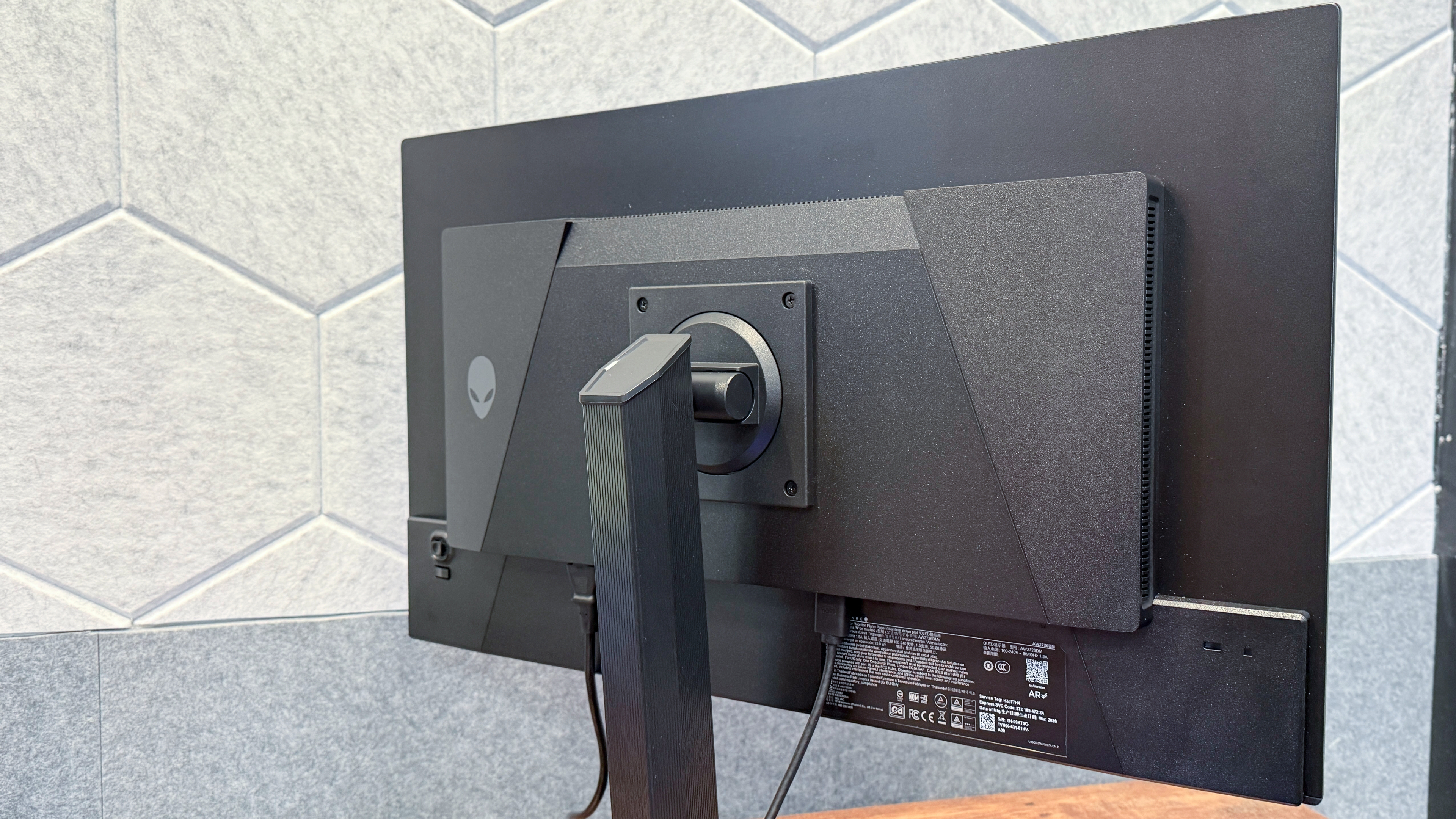 הצד האחורי של Alienware AW2726DM