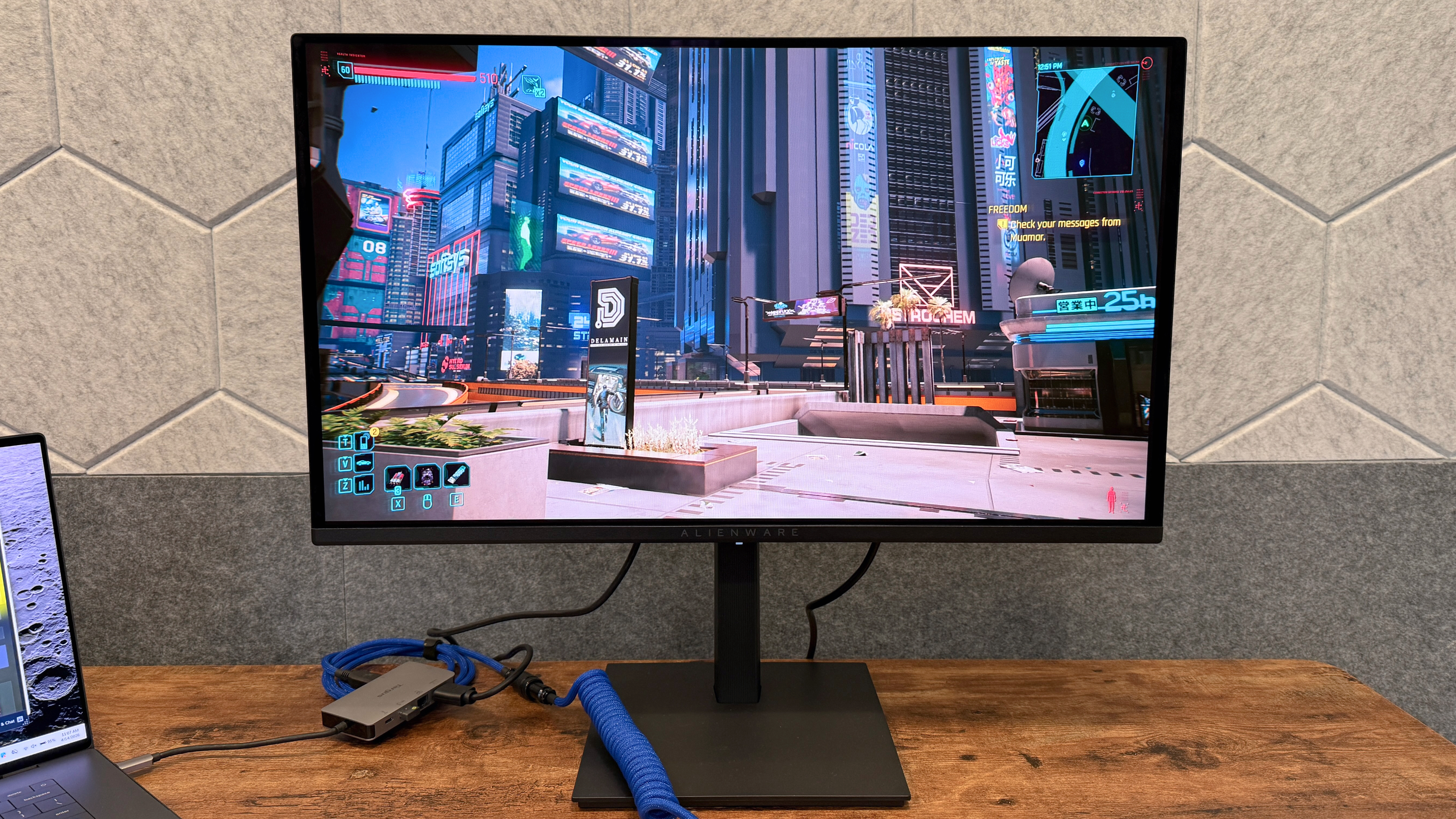 Alienware AW2726DM על שולחן.