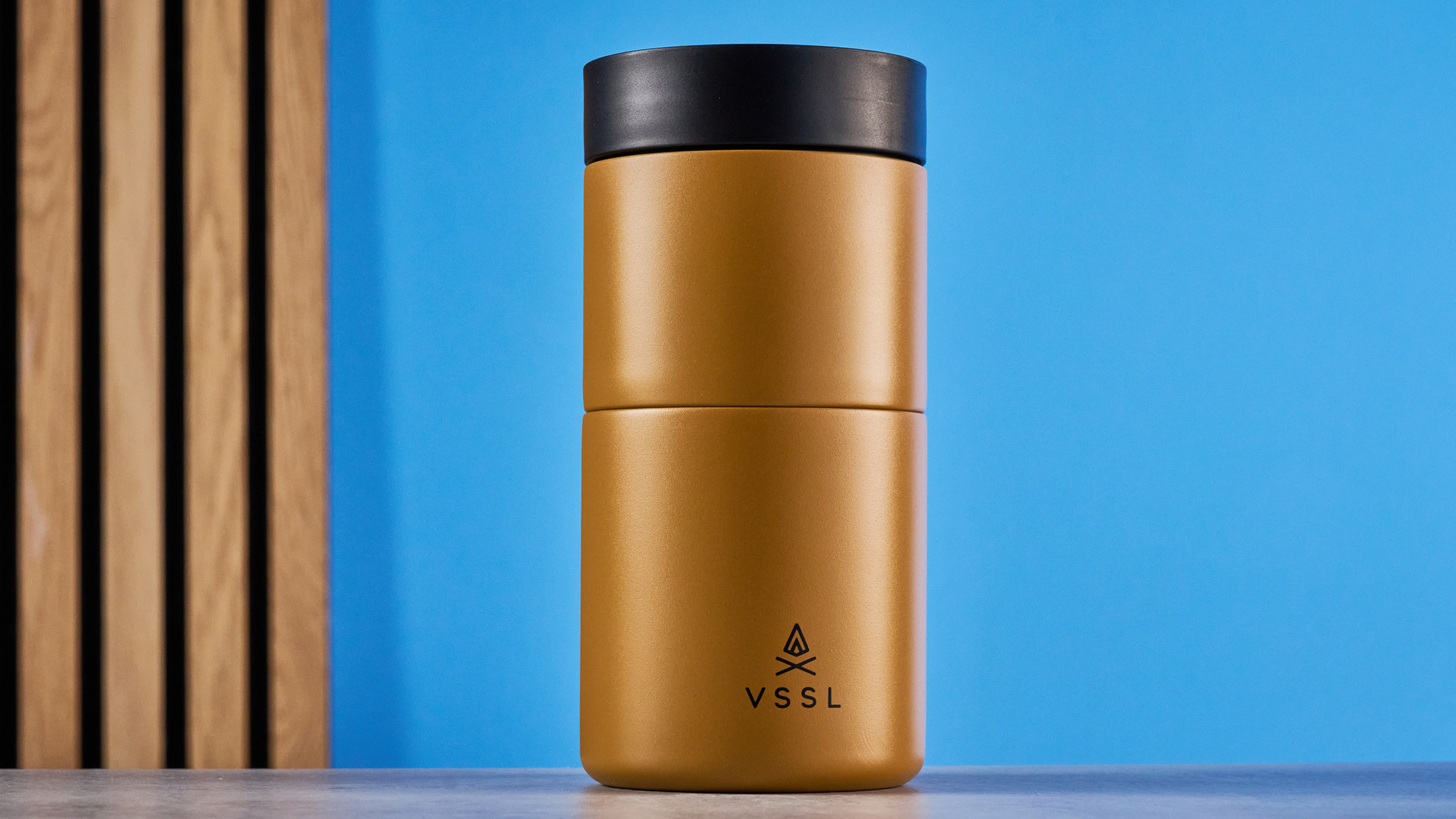 סט VSSL Nest Pour Over Coffee בזהב שצולם על רקע המדריך הכחול