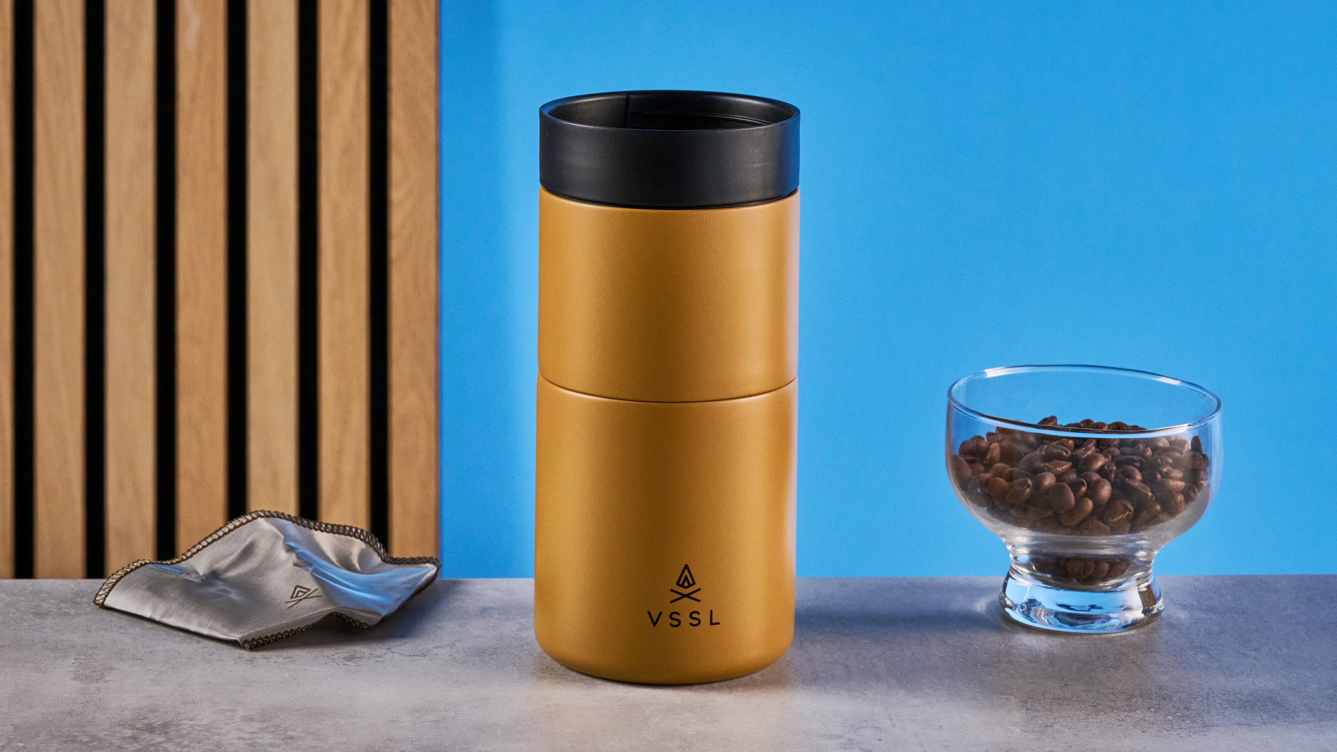 סט VSSL Nest Pour Over Coffee בזהב שצולם על רקע המדריך הכחול