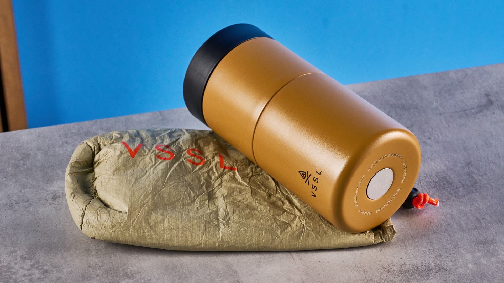 סט VSSL Nest Pour Over Coffee בזהב שצולם על רקע המדריך הכחול