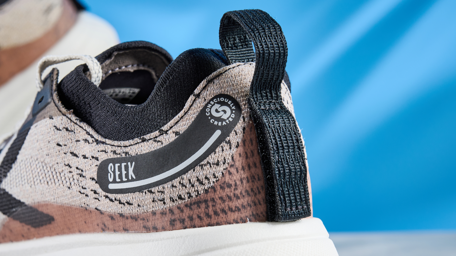 נעלי השביל החריפות בחום, שחור ובז' שצולמו על רקע המדריך הכחול של טום