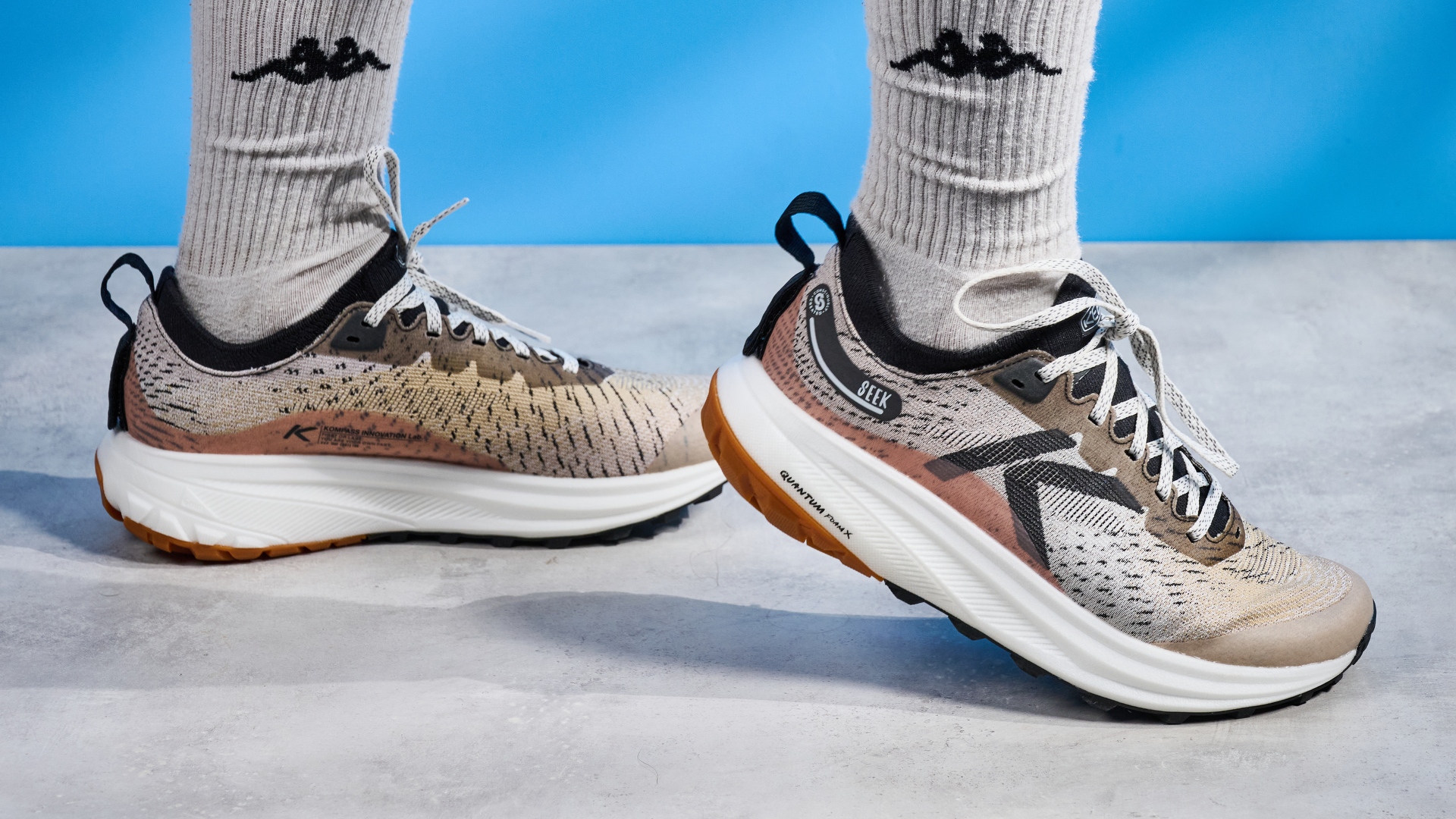 נעלי השביל החריפות בחום, שחור ובז' שצולמו על רקע המדריך הכחול של טום