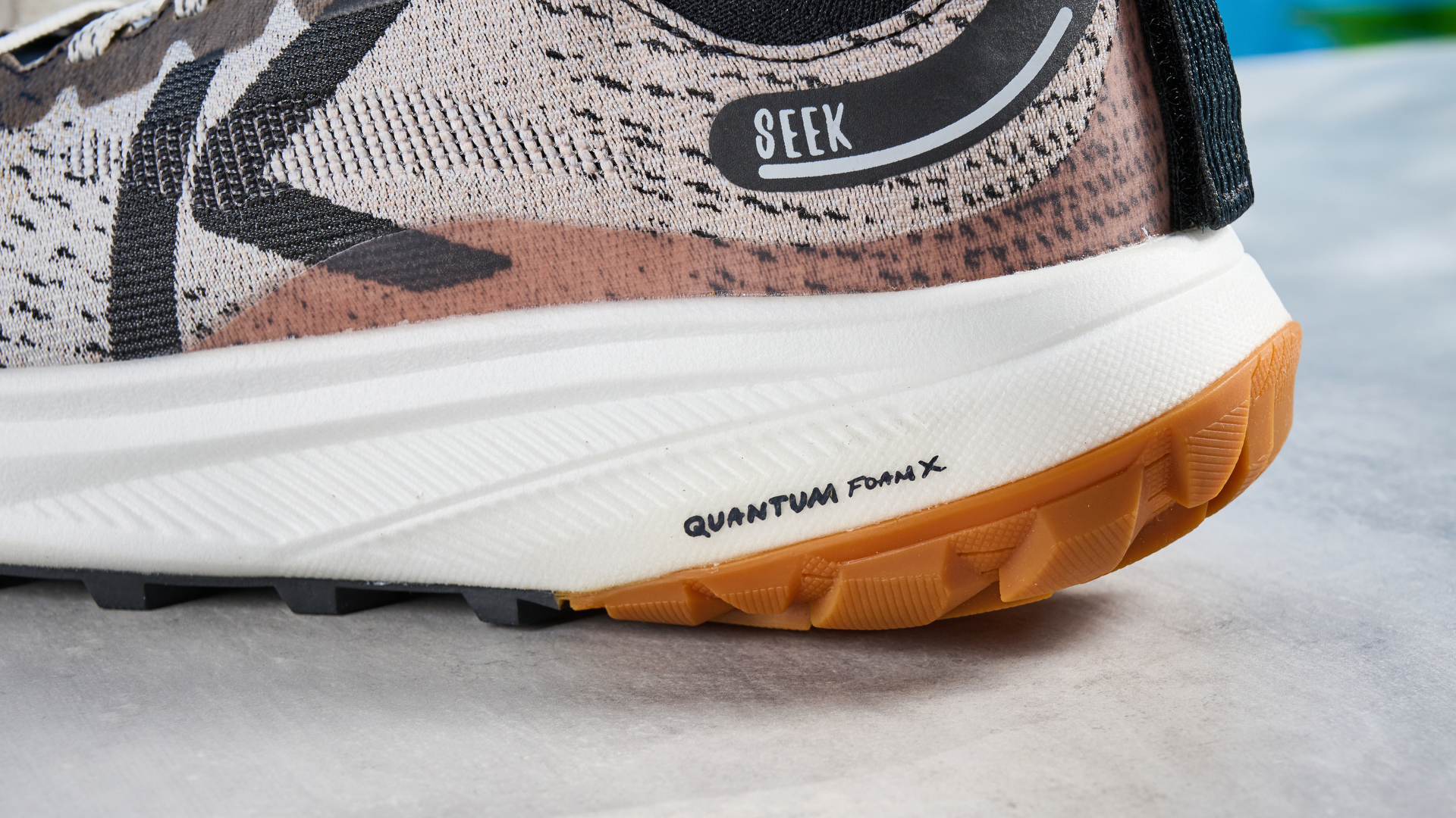 נעלי השביל החריפות בחום, שחור ובז' שצולמו על רקע המדריך הכחול של טום