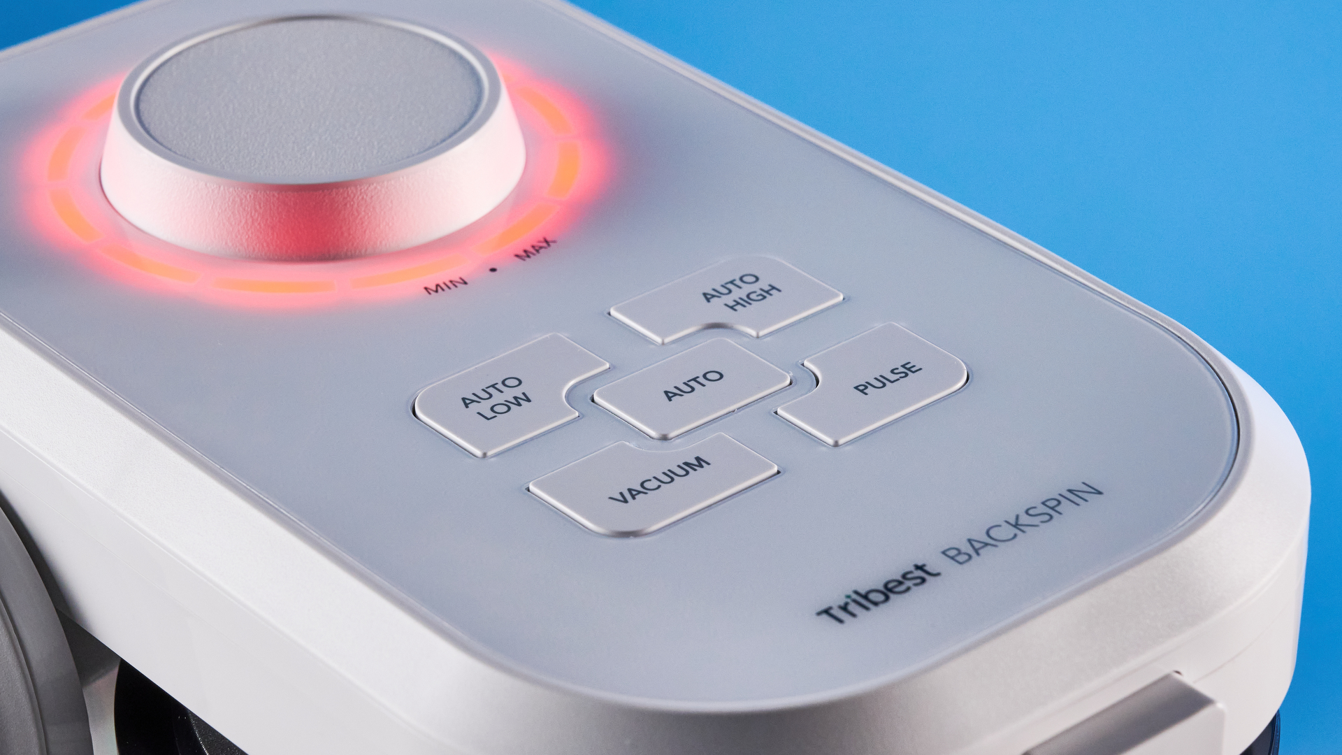 פקדים של ה-Tribest Backspin Blender שצולמו מול רקע כחול