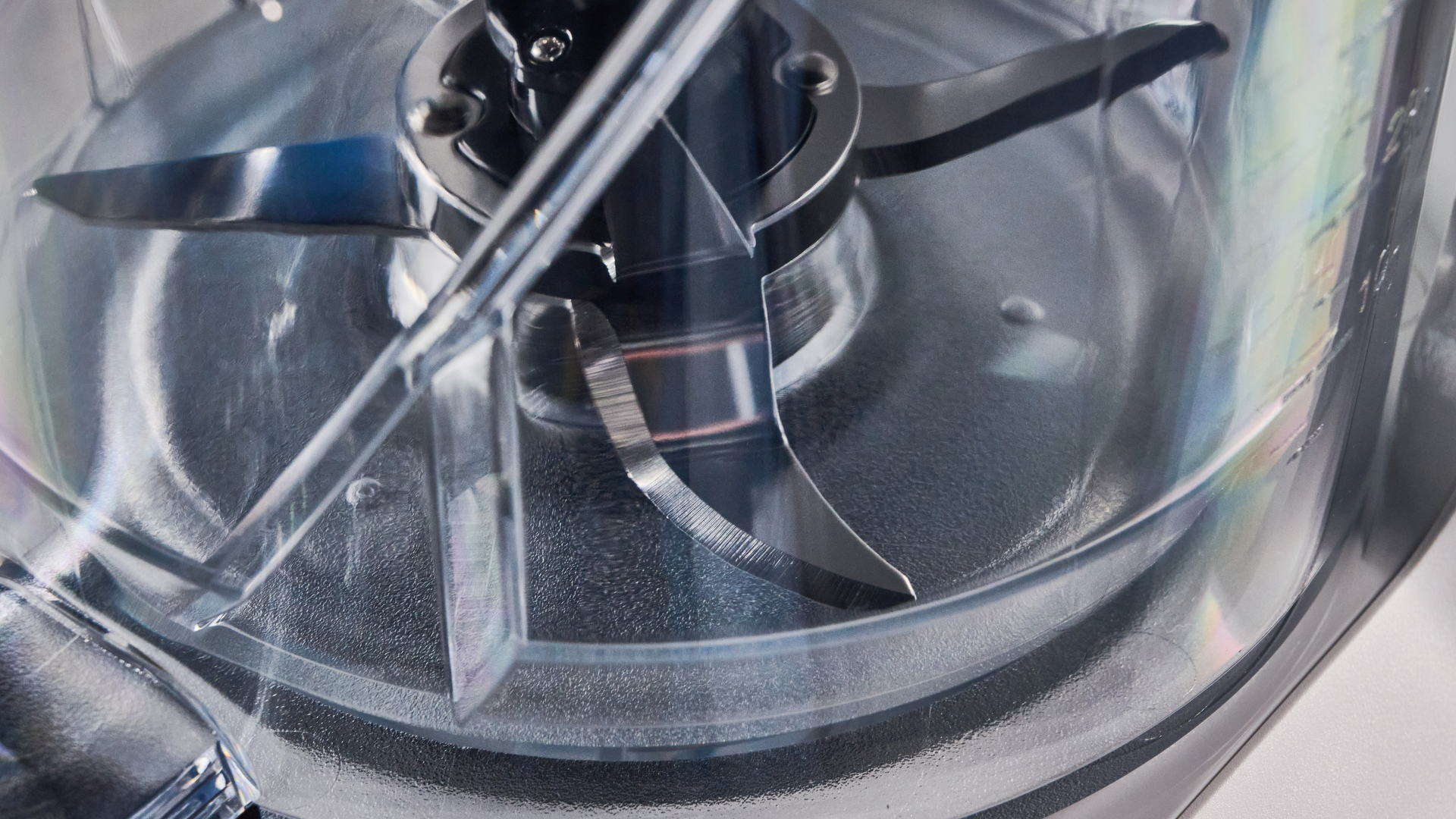 Tribest Backspin בלנדר שצולם מול רקע כחול