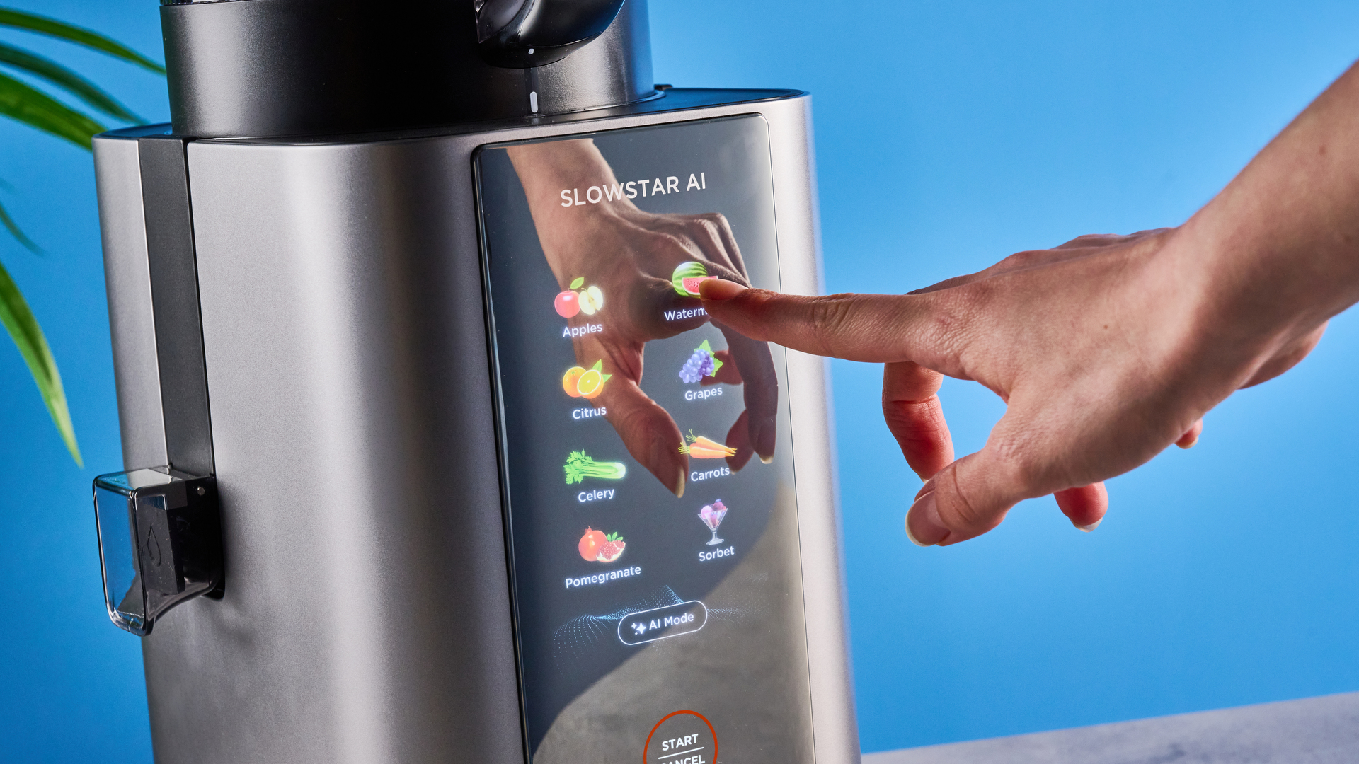 Tribest Slowstar AI Vertical Hopper Juicer צולם מול רקע כחול