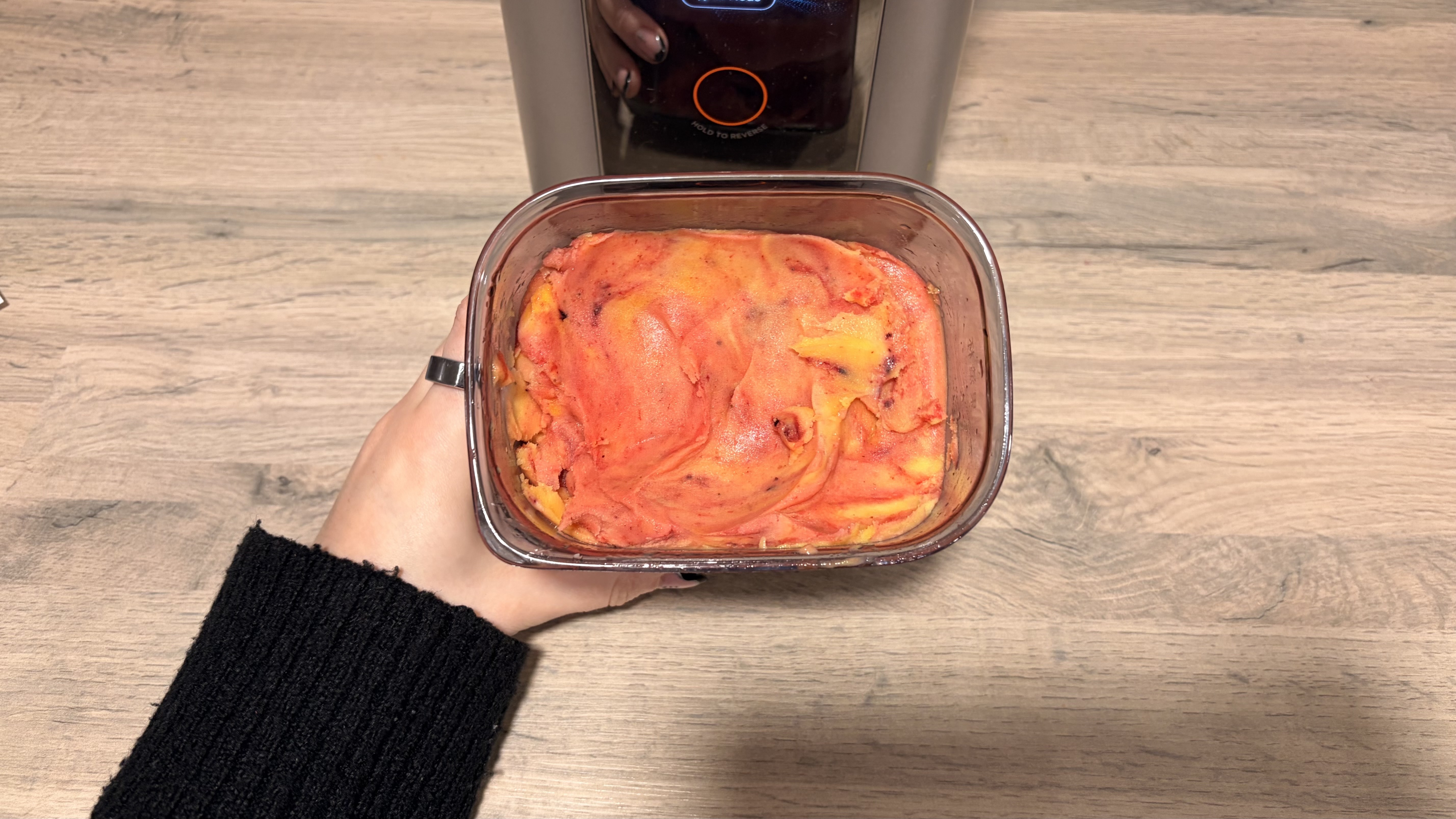 סורבה מיוצר באמצעות מסחטת הופר האנכית של Tribest Slowstar AI