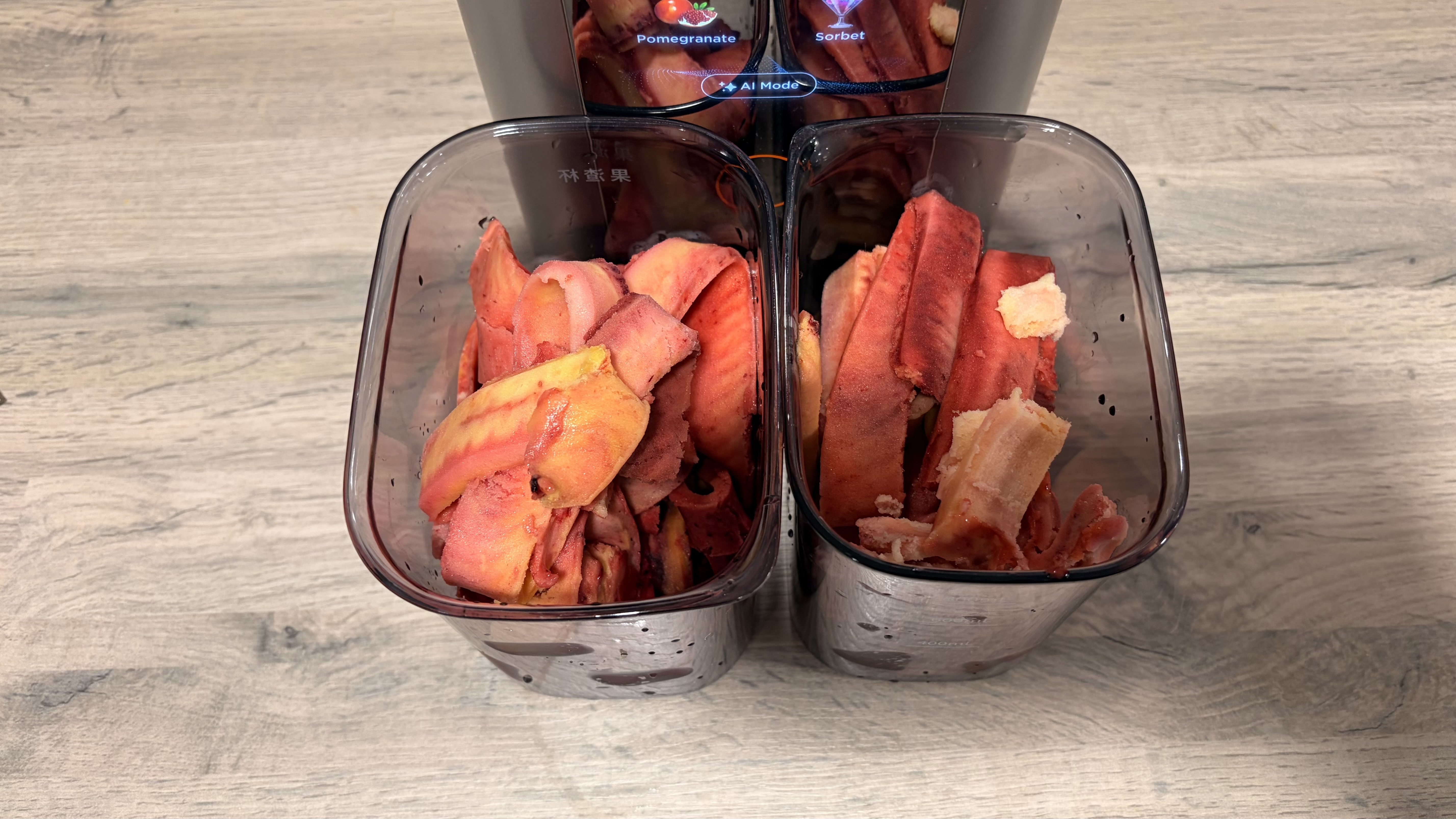 סורבה מיוצר באמצעות מסחטת הופר האנכית של Tribest Slowstar AI