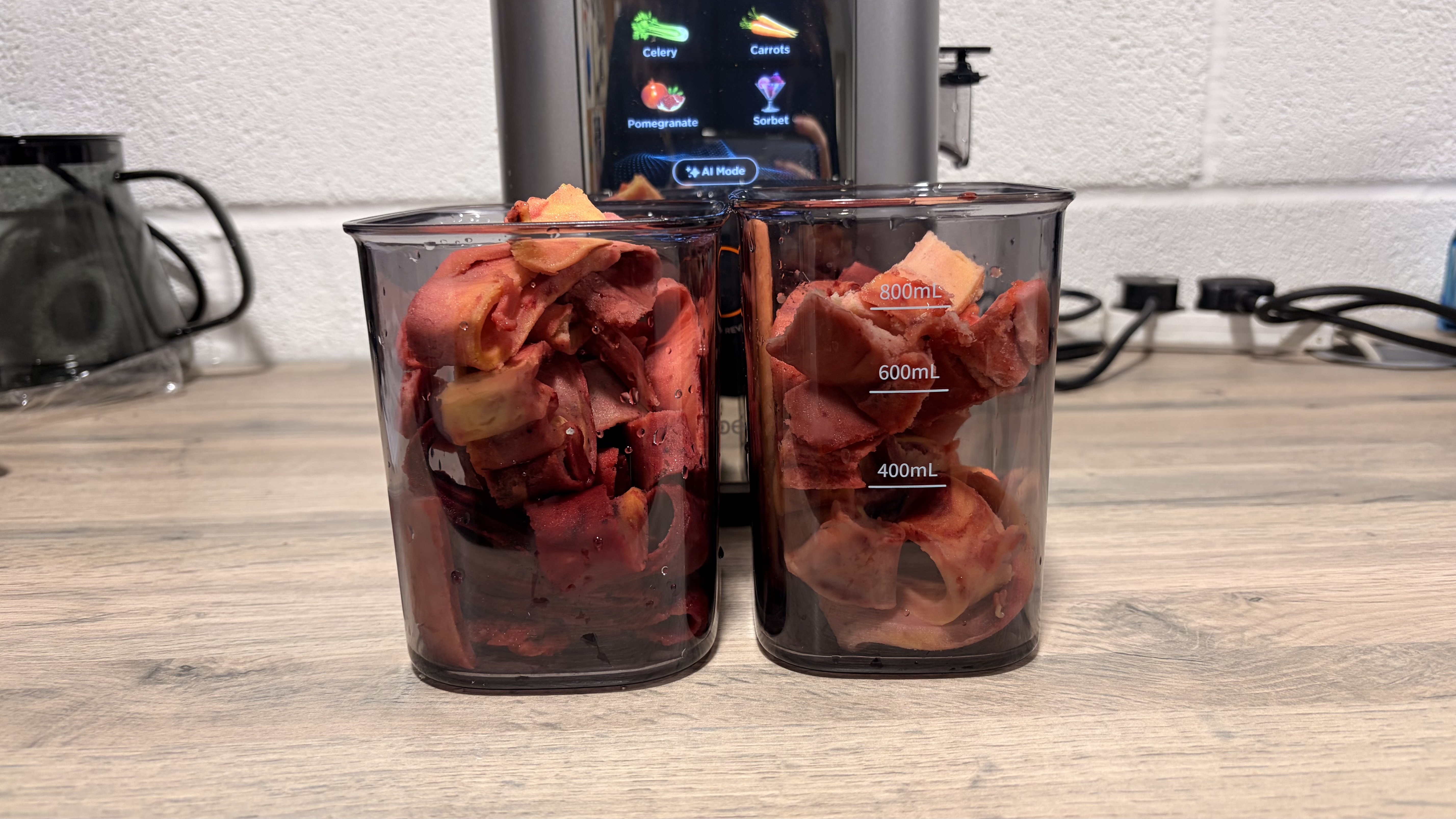 סורבה מיוצר באמצעות מסחטת הופר האנכית של Tribest Slowstar AI