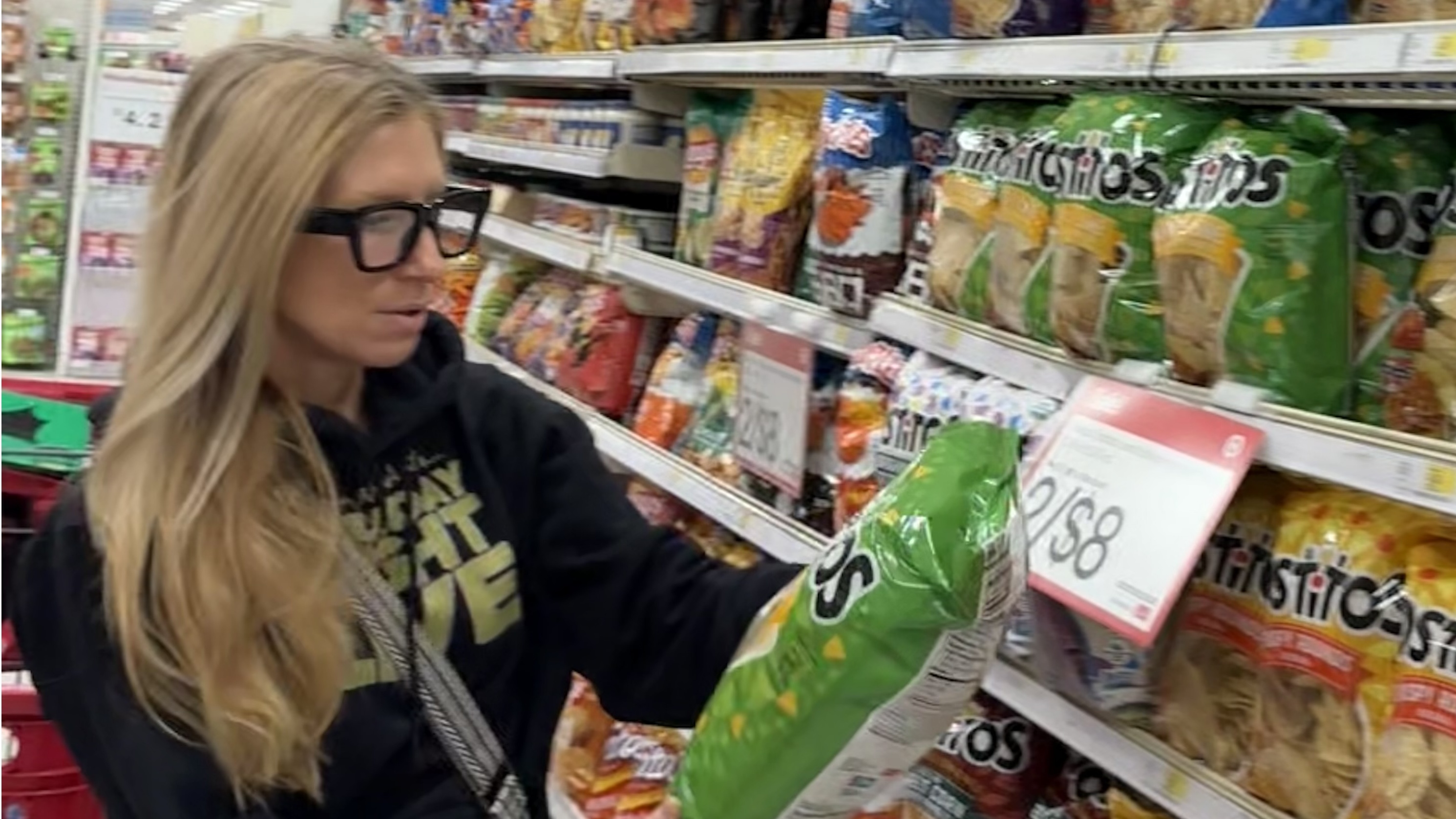 אמנדה קאסוול שופינג עם משקפי תצוגה של Ray Ban Meta