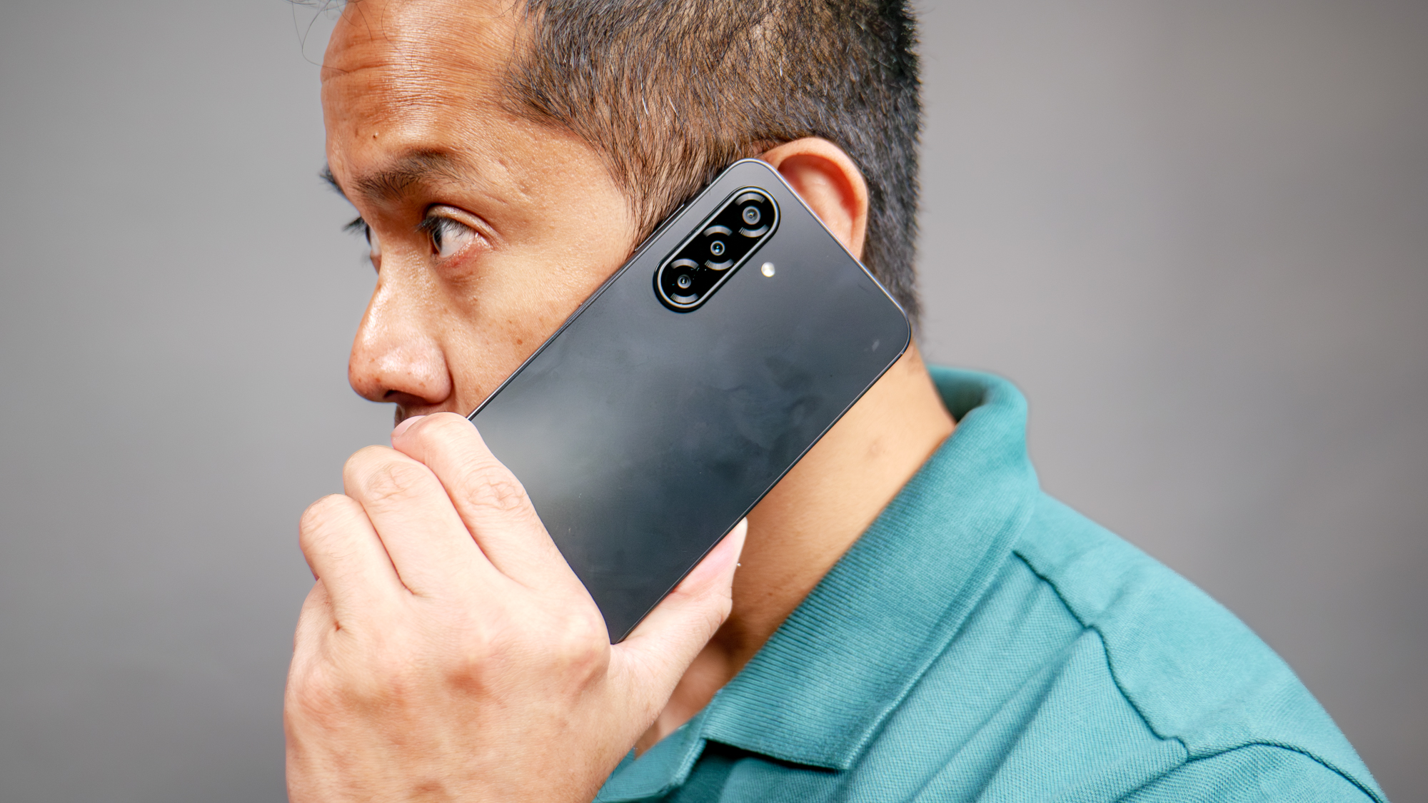 Samsung Galaxy A17 משמש לשיחת טלפון.