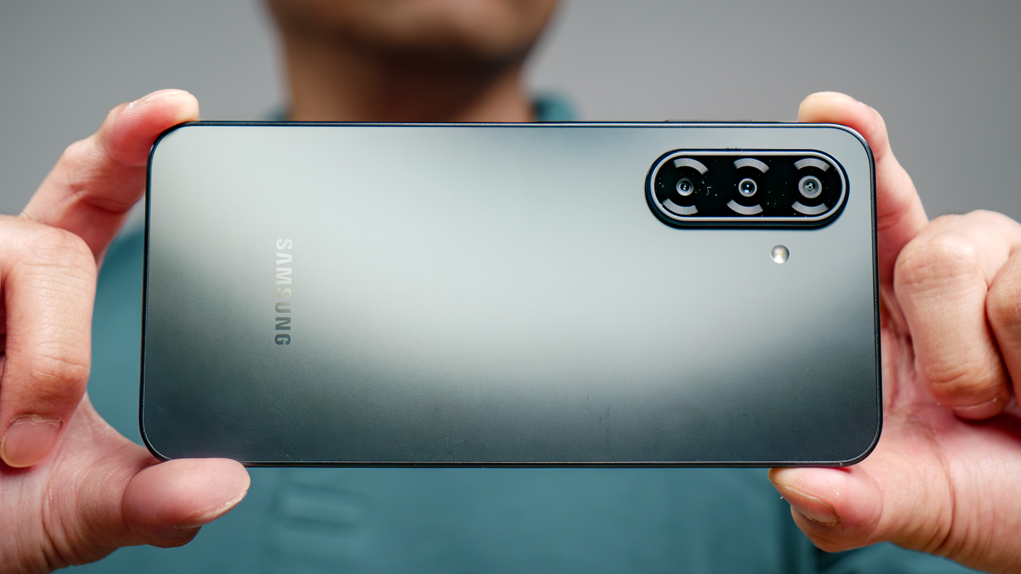 Samsung Galaxy A17 מצלם תמונה.