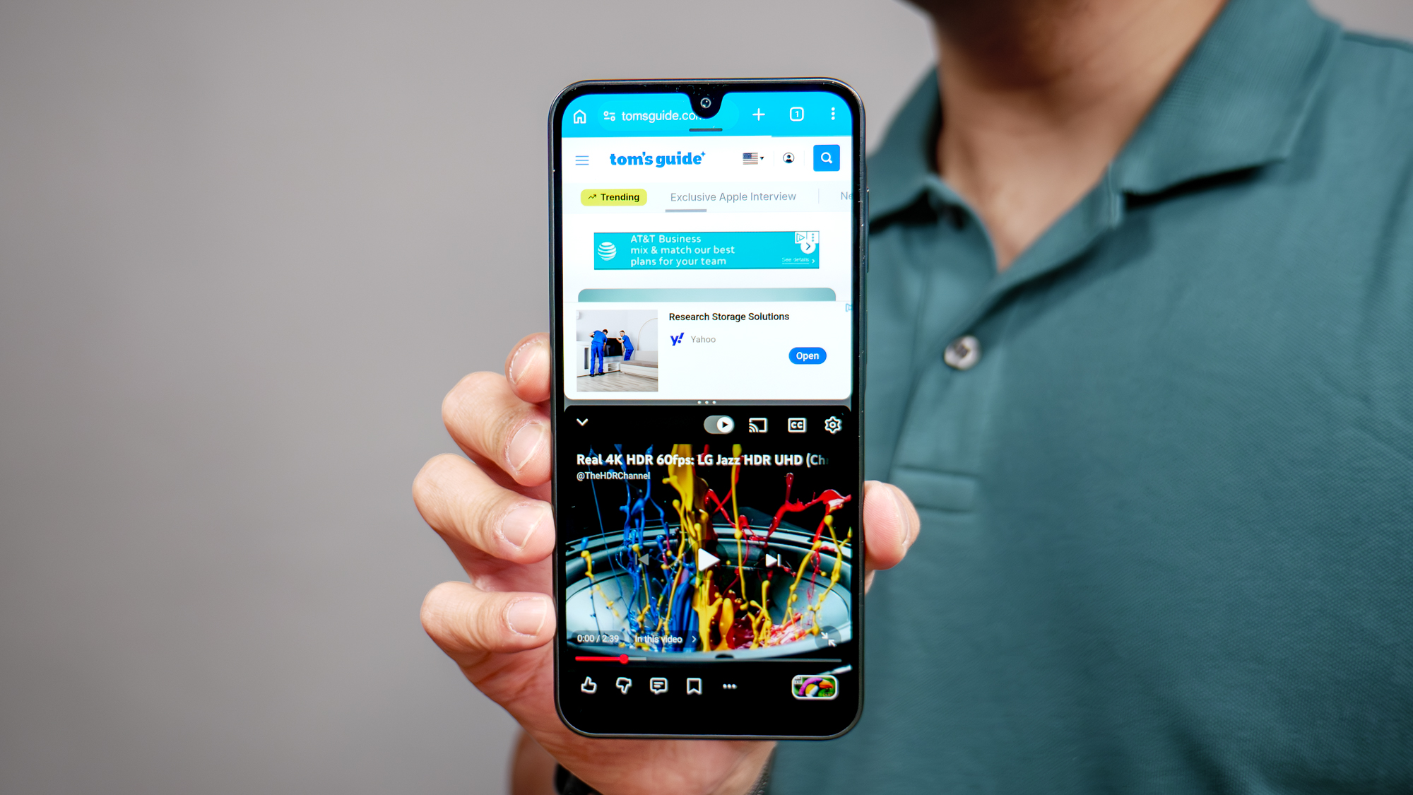 סמסונג גלקסי A17 מוחזק ביד.