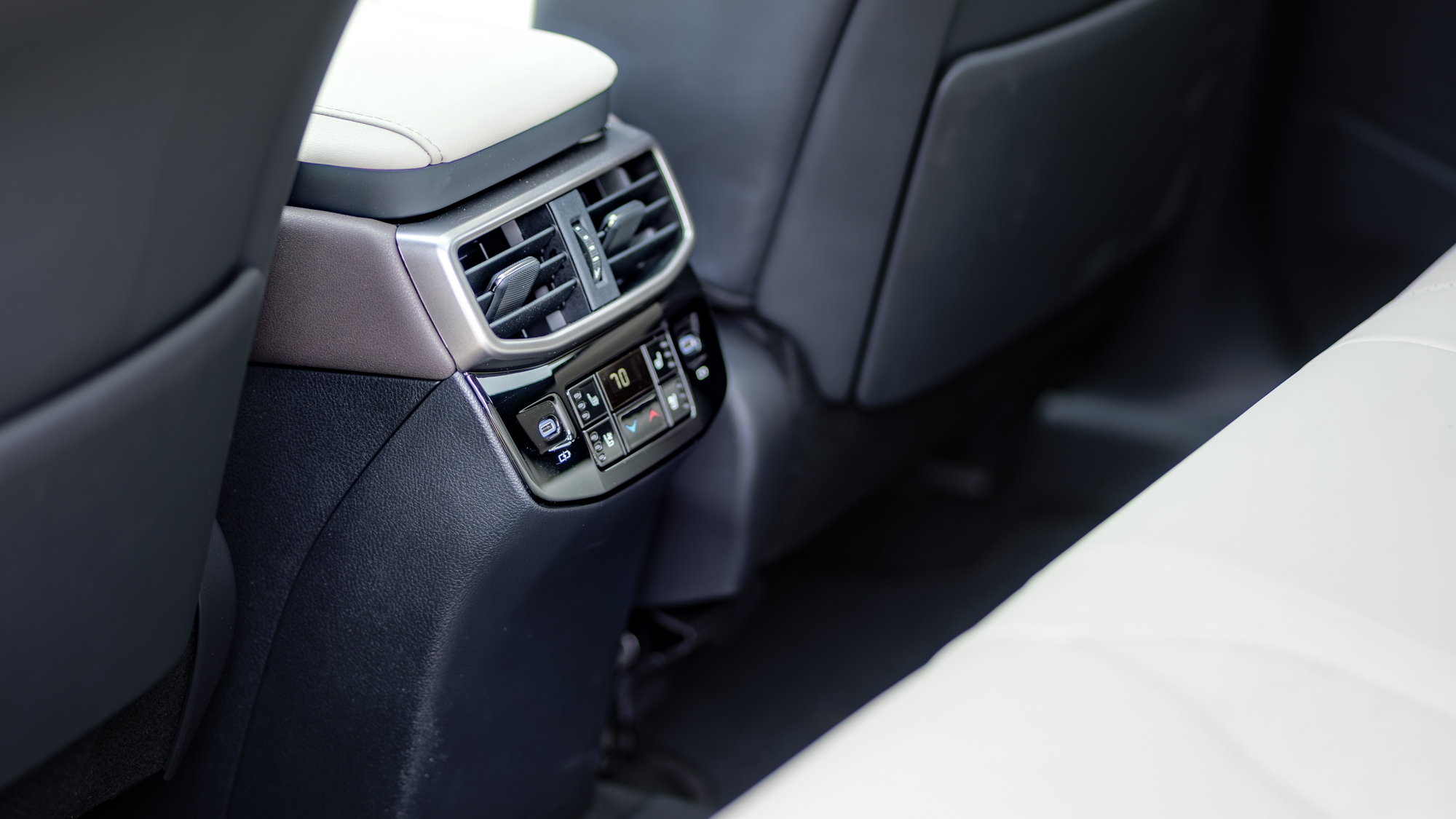 סקירת 2026 לקסוס RX 450h+.