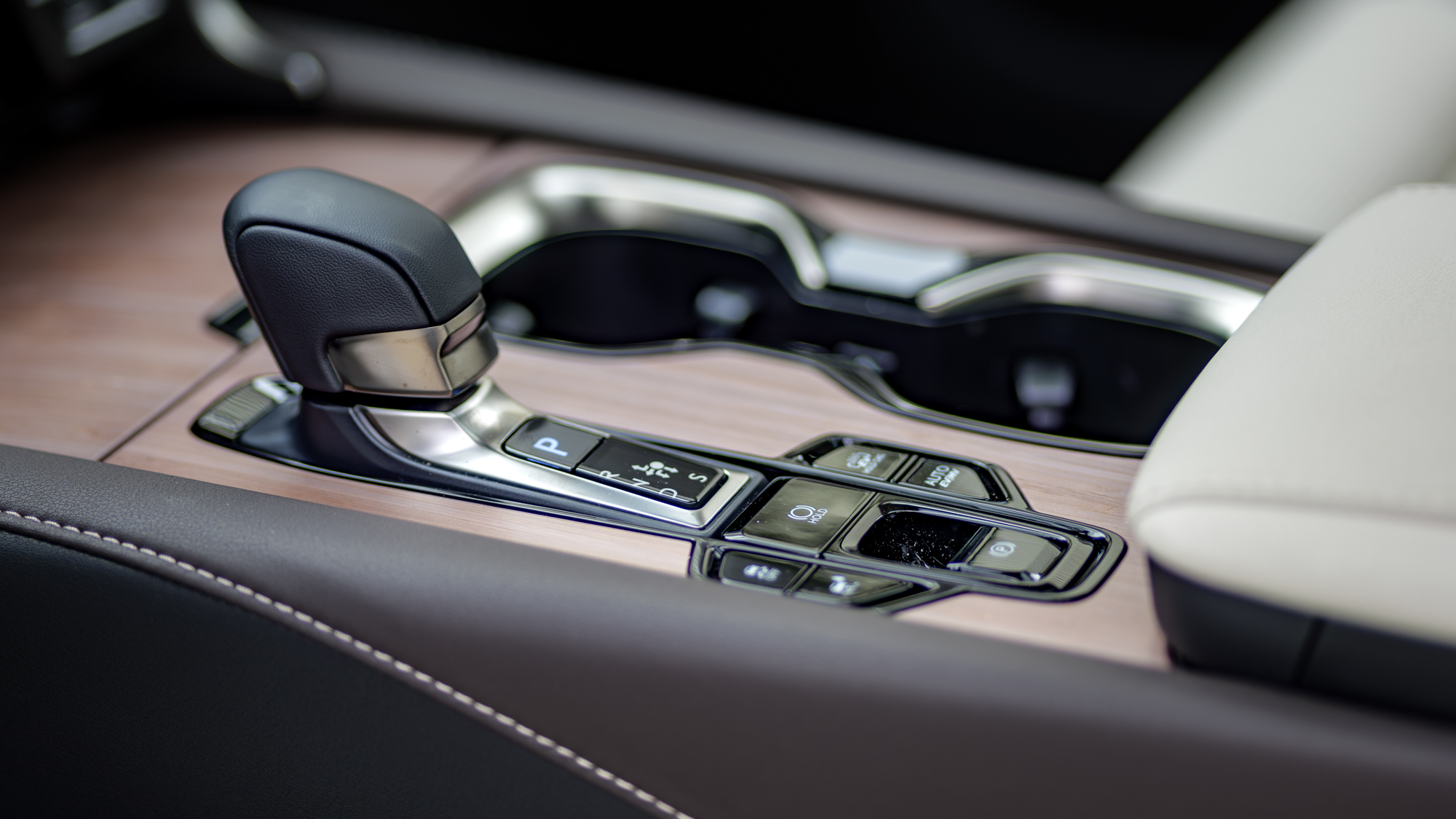 סקירת 2026 לקסוס RX 450h+.