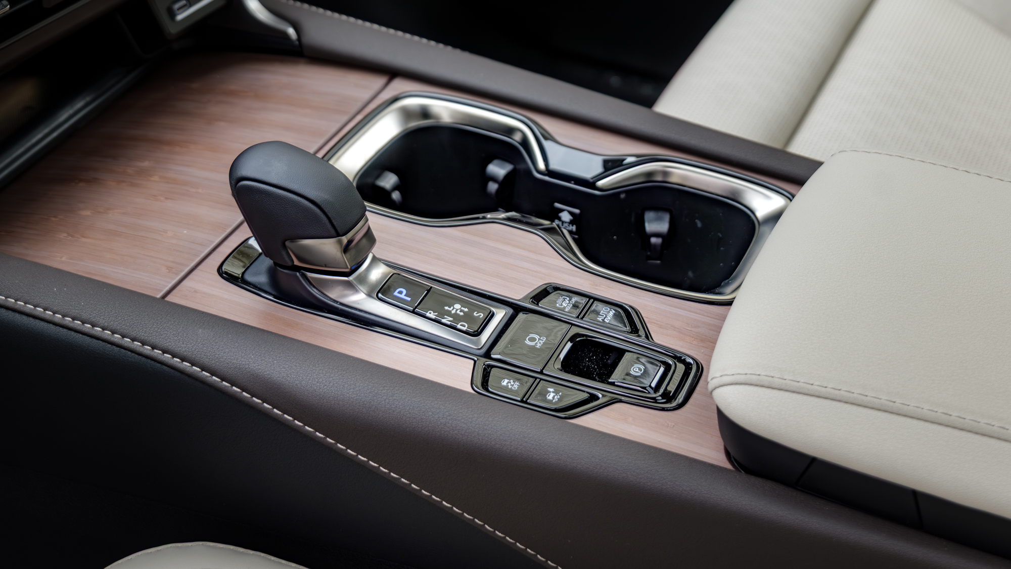 סקירת 2026 לקסוס RX 450h+.