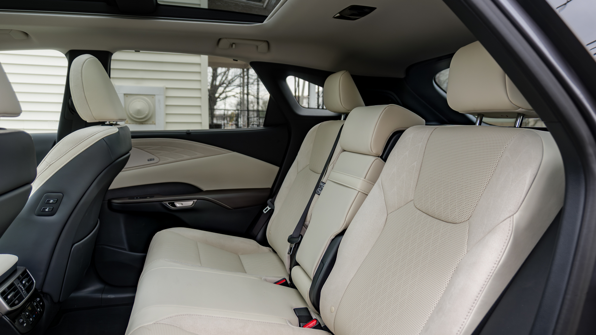 סקירת 2026 לקסוס RX 450h+.