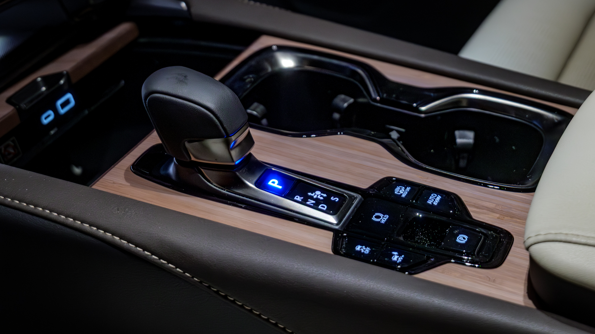 סקירת 2026 לקסוס RX 450h+.