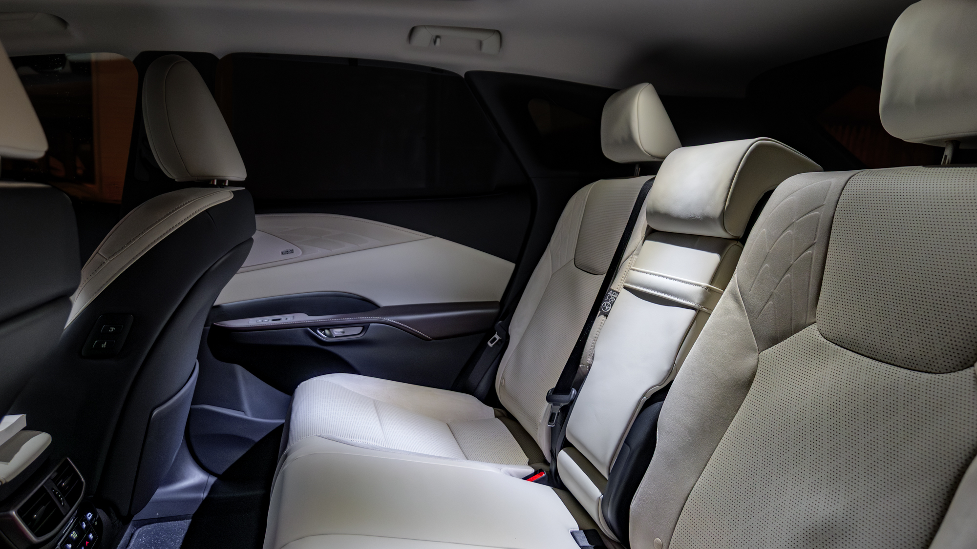 סקירת 2026 לקסוס RX 450h+.