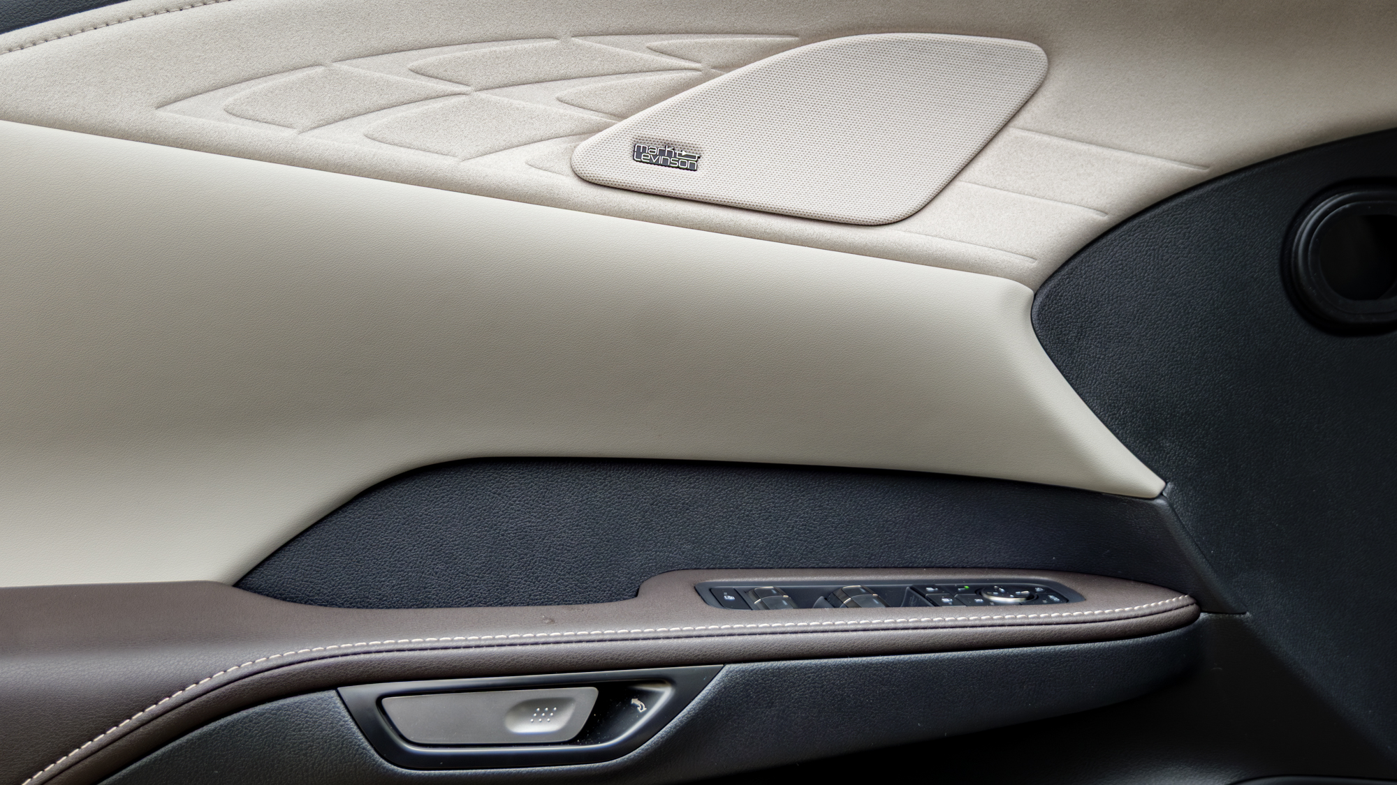 סקירת 2026 לקסוס RX 450h+.