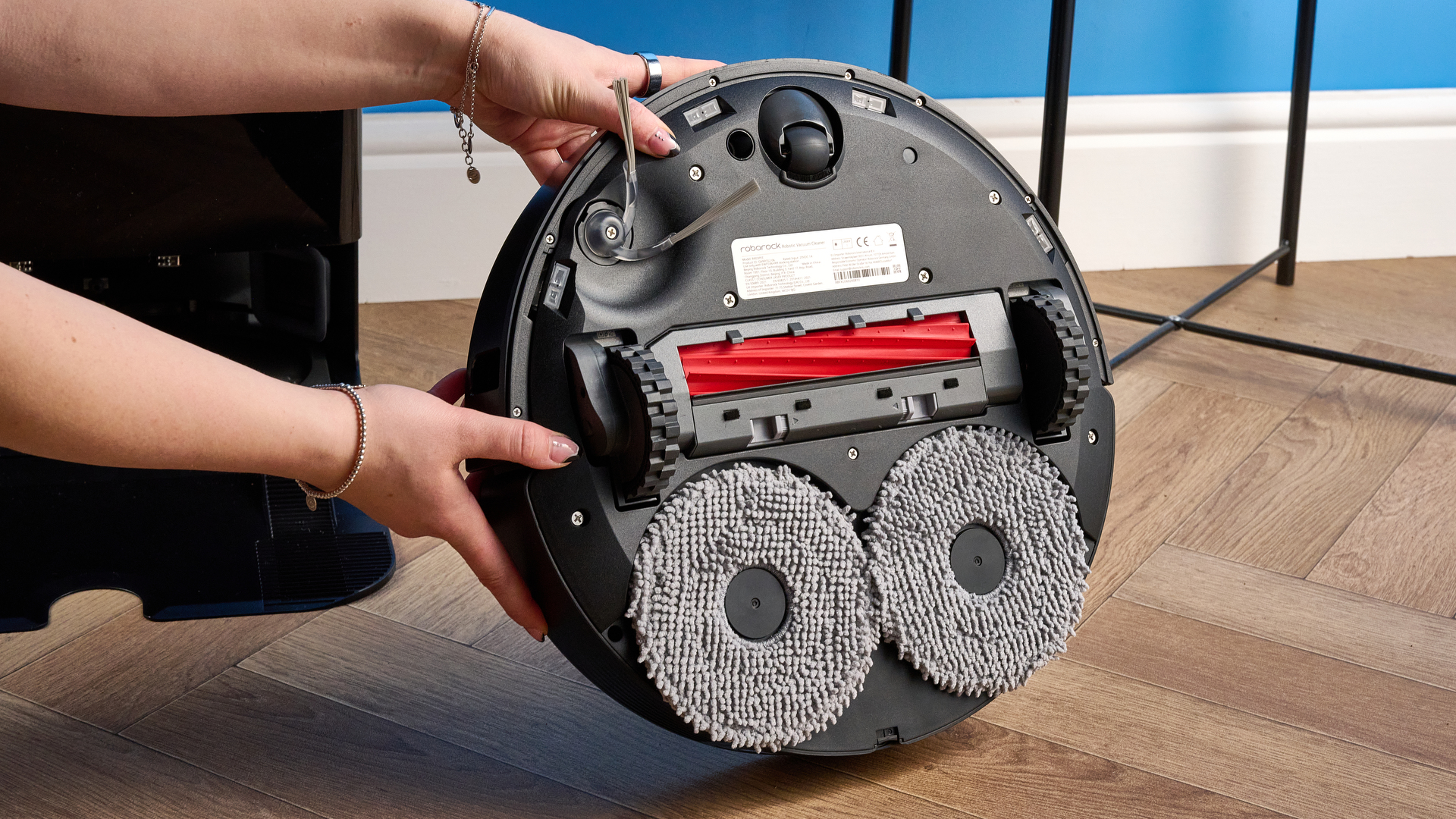 מגבים תחתונים של ה-Roborock QV 35S החזיקו מעמד וצולמו מול רקע כחול