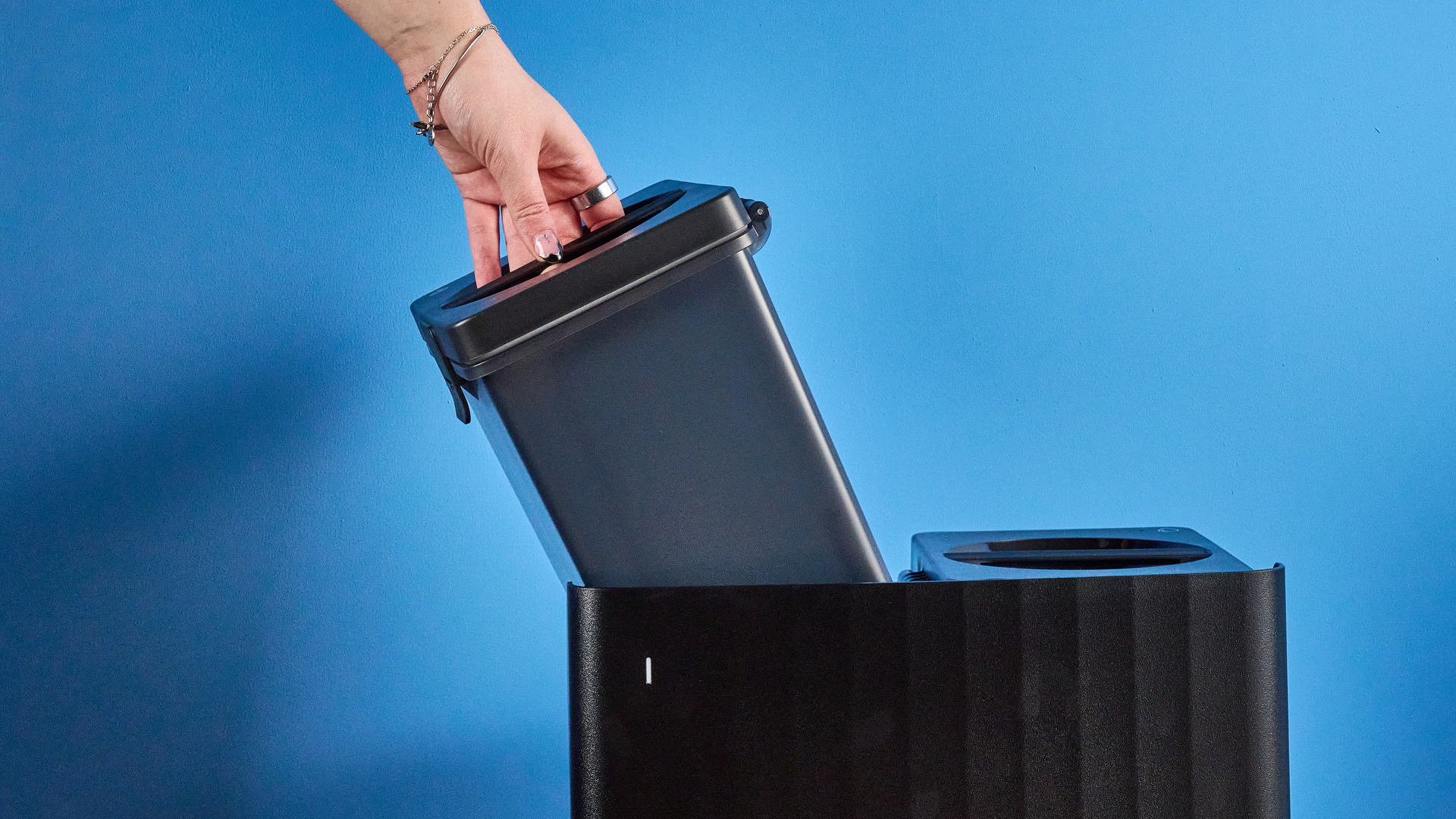 מיכל מים של ה-Roborock QV 35S מצולם מול רקע כחול