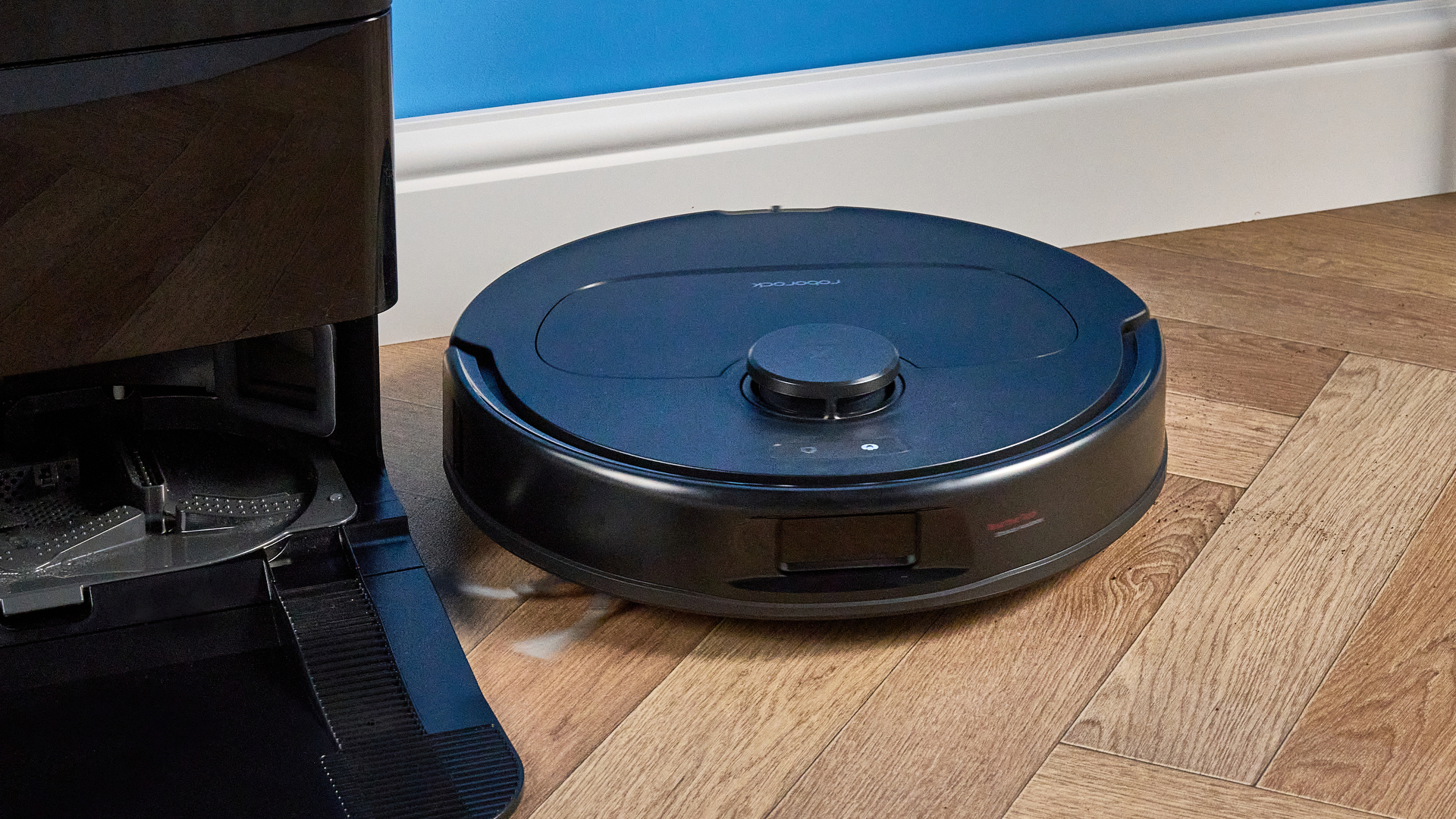 Roborock QV 35S צולם מול רקע כחול
