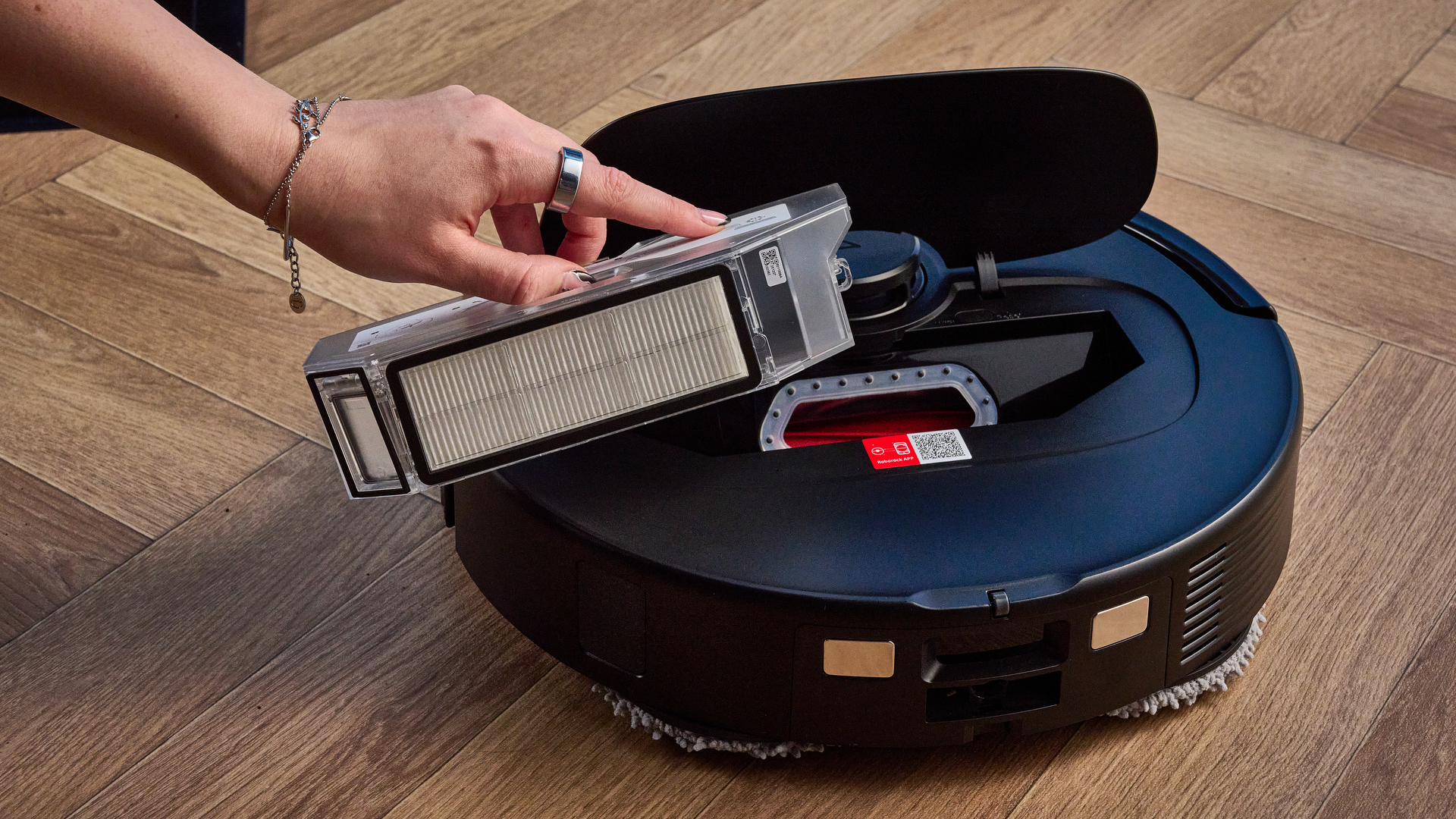 פח האשפה של ה-Roborock QV 35S שצולם מול רקע כחול