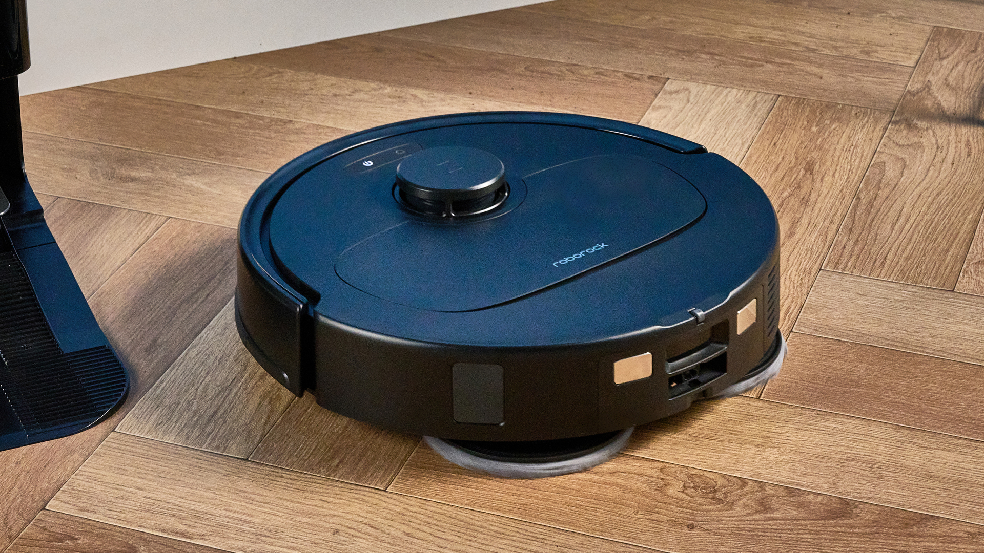 Roborock QV 35S צולם מול רקע כחול