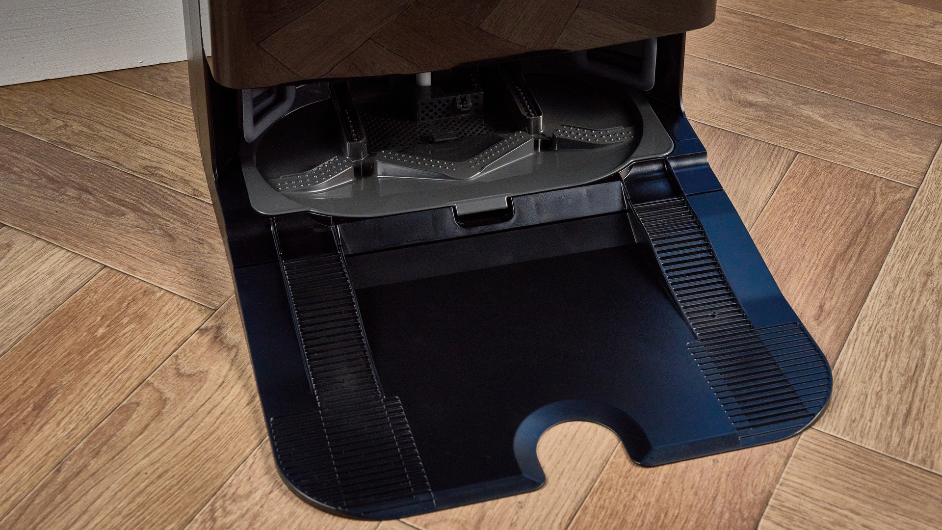 תחנת עגינה של ה-Roborock QV 35S מצולמת מול רקע כחול