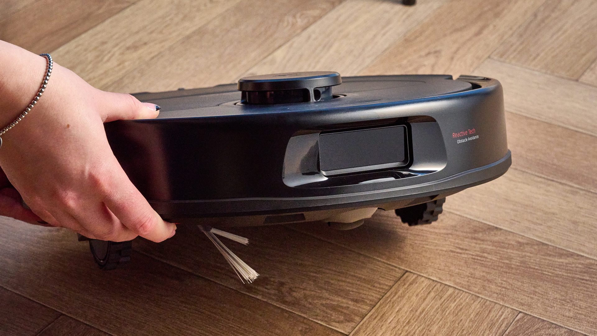 חיישנים קדמיים של ה-Roborock QV 35S מצולמים מול רקע כחול