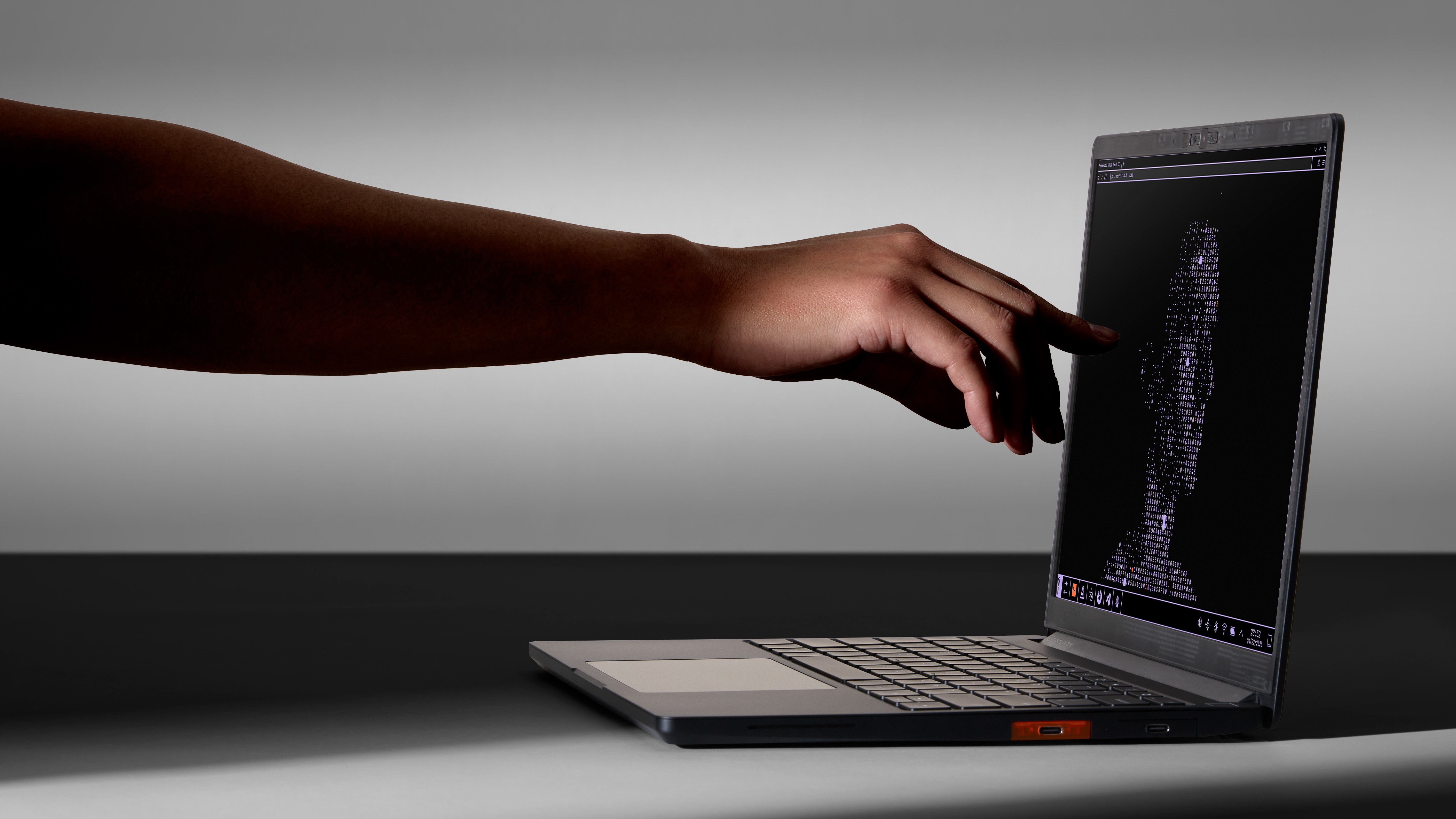 אדם המשתמש במסך המגע במחשב הנייד Framework 13 Pro