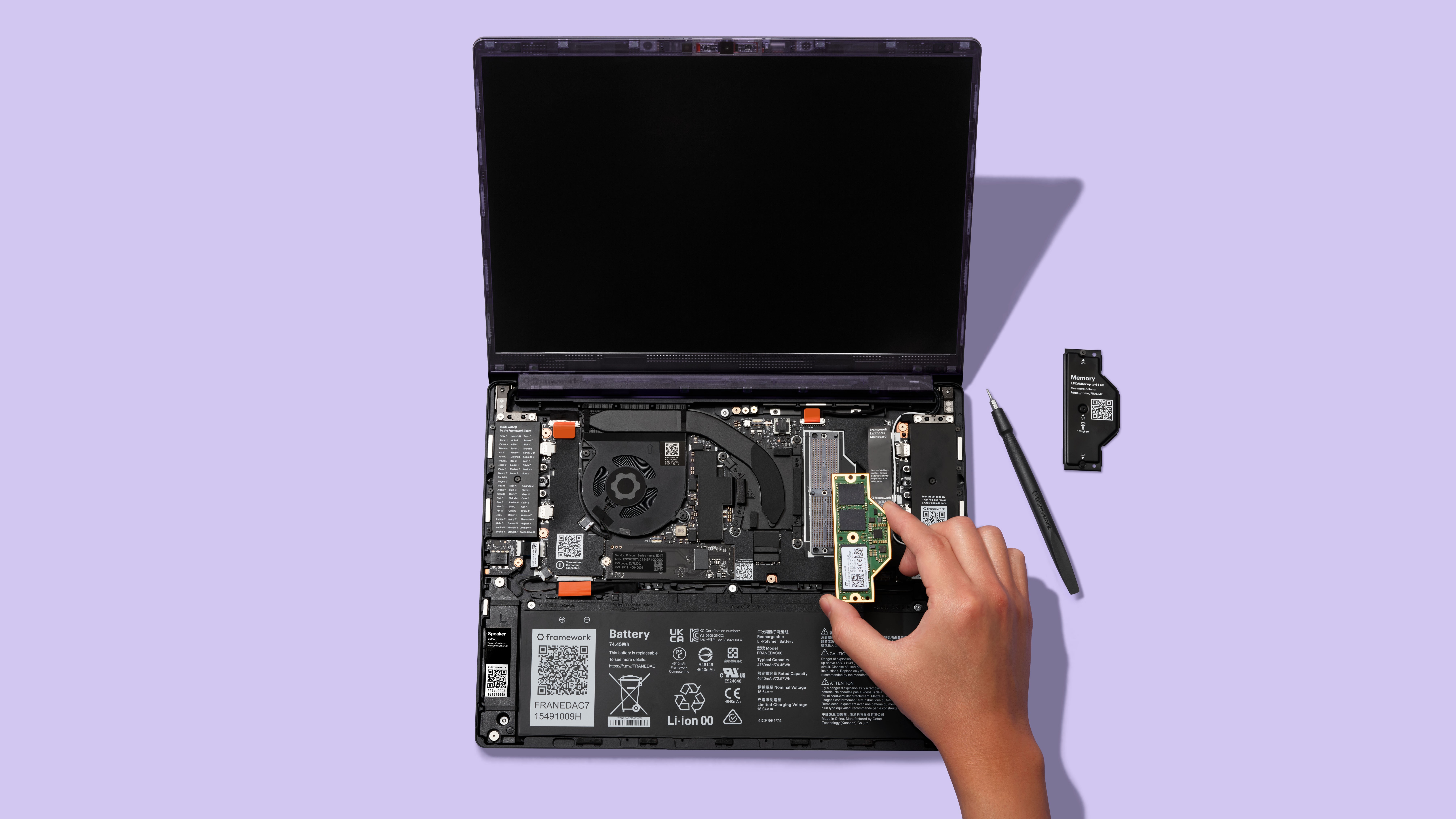 אדם שמתקין זיכרון RAM ב-Framework Laptop 13 Pro החדש