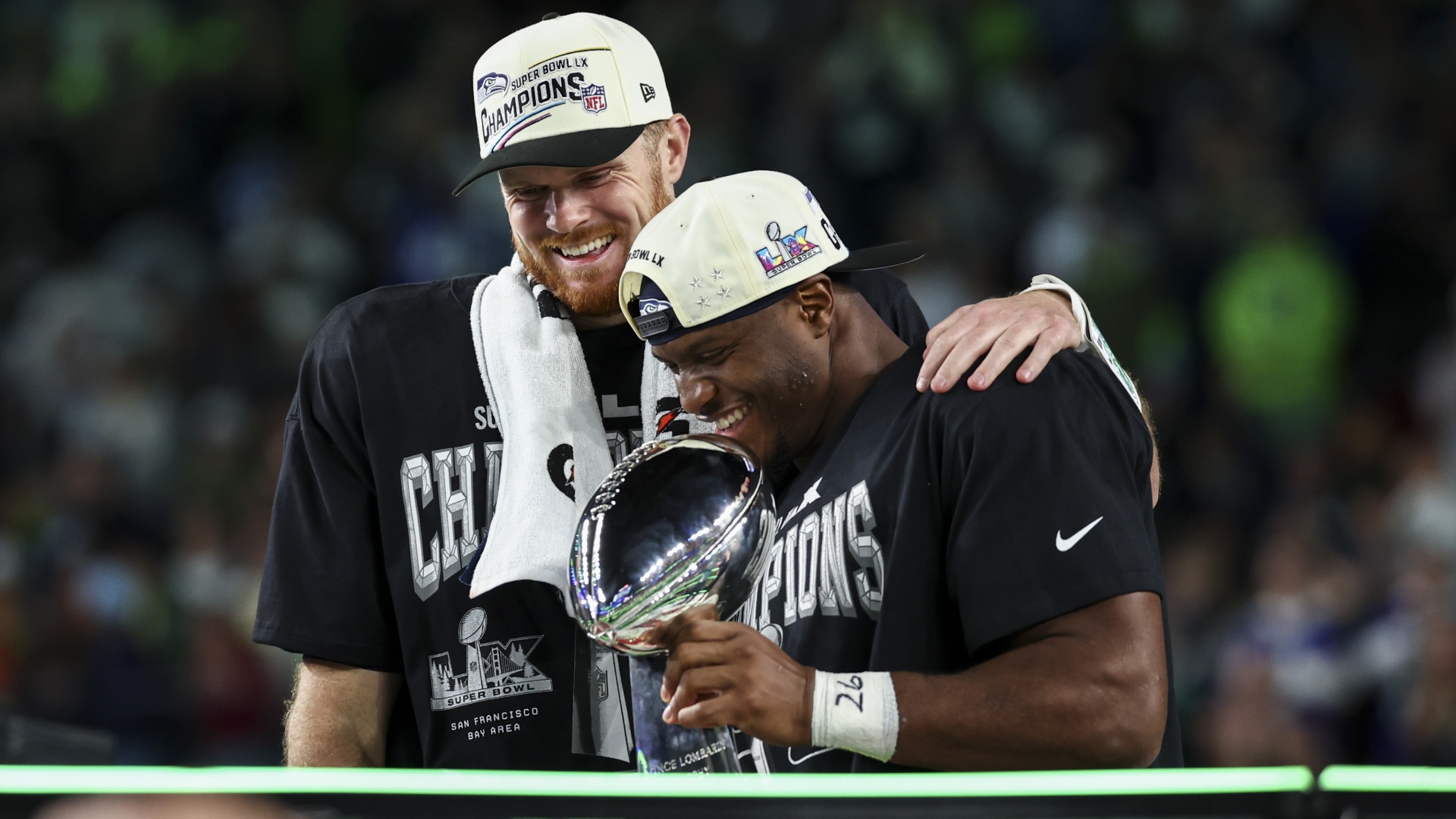 שחקני סיאטל סיהוקס קנת ווקר השלישי וסם דארנולד חוגגים עם גביע וינס לומברדי לאחר הזכייה בסופרבול