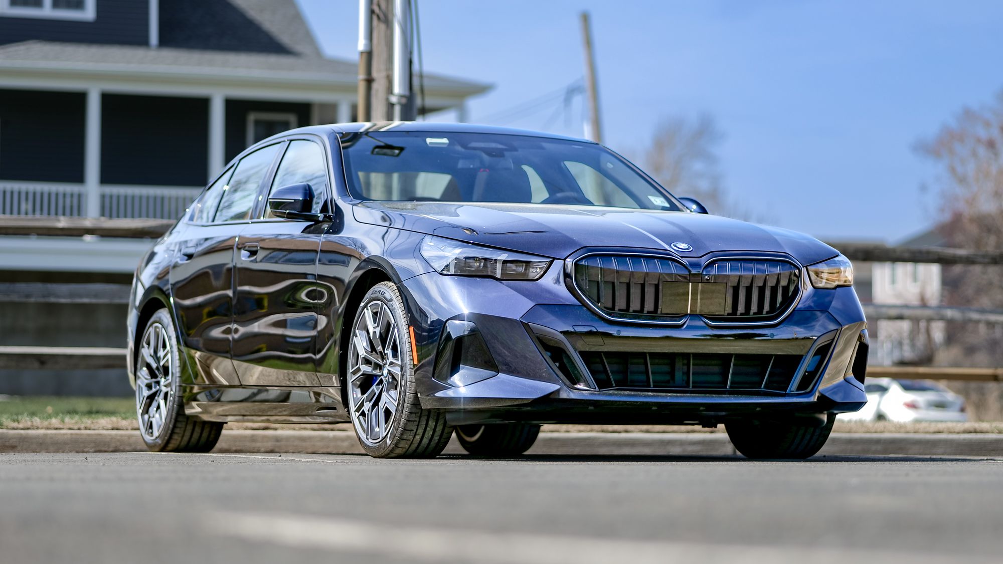 נהגתי ב-BMW 550e במשך שבוע - והסדאן הזו היא הסיבה לכך שכל רכבי היוקרה צריכים להיות PHEVs מאת ג'ון ולסקו פורסם ב-24 באפריל 26 בחירת העורך בדקתי את BMW 550e 2026 במשך שבוע כדי לראות עד כמה ביצועי הרכב החשמלי ההיברידי הנכנס הזה ואיזה יתרונות הוא מציע בשיחת גז מול חשמל.