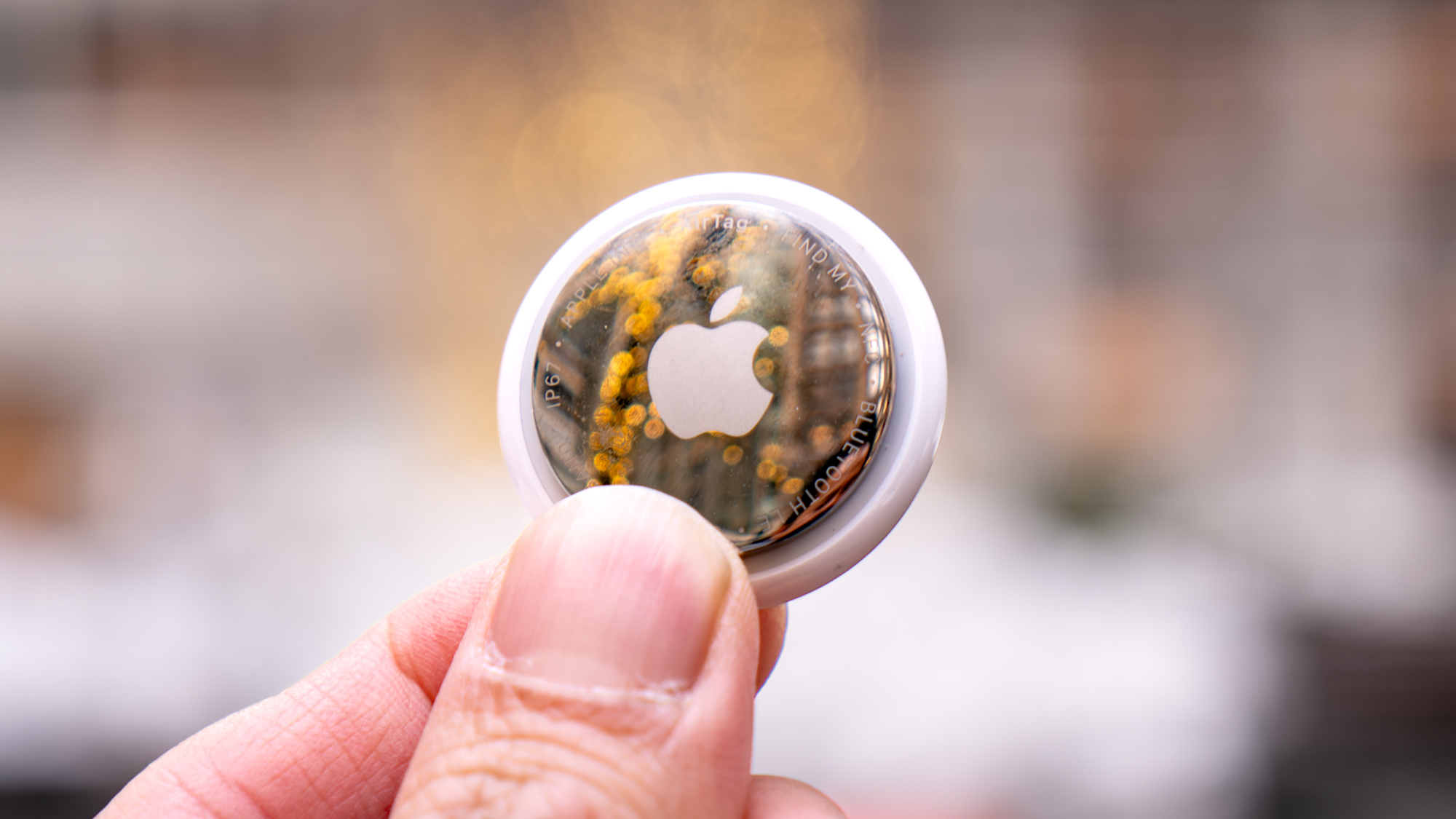 Apple AirTag 2 מוחזק ביד.