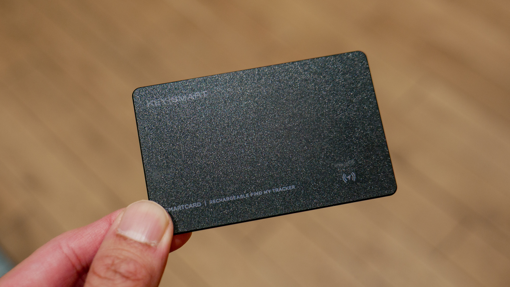 KeySmart SmartCard Gen 3 מוחזק ביד.