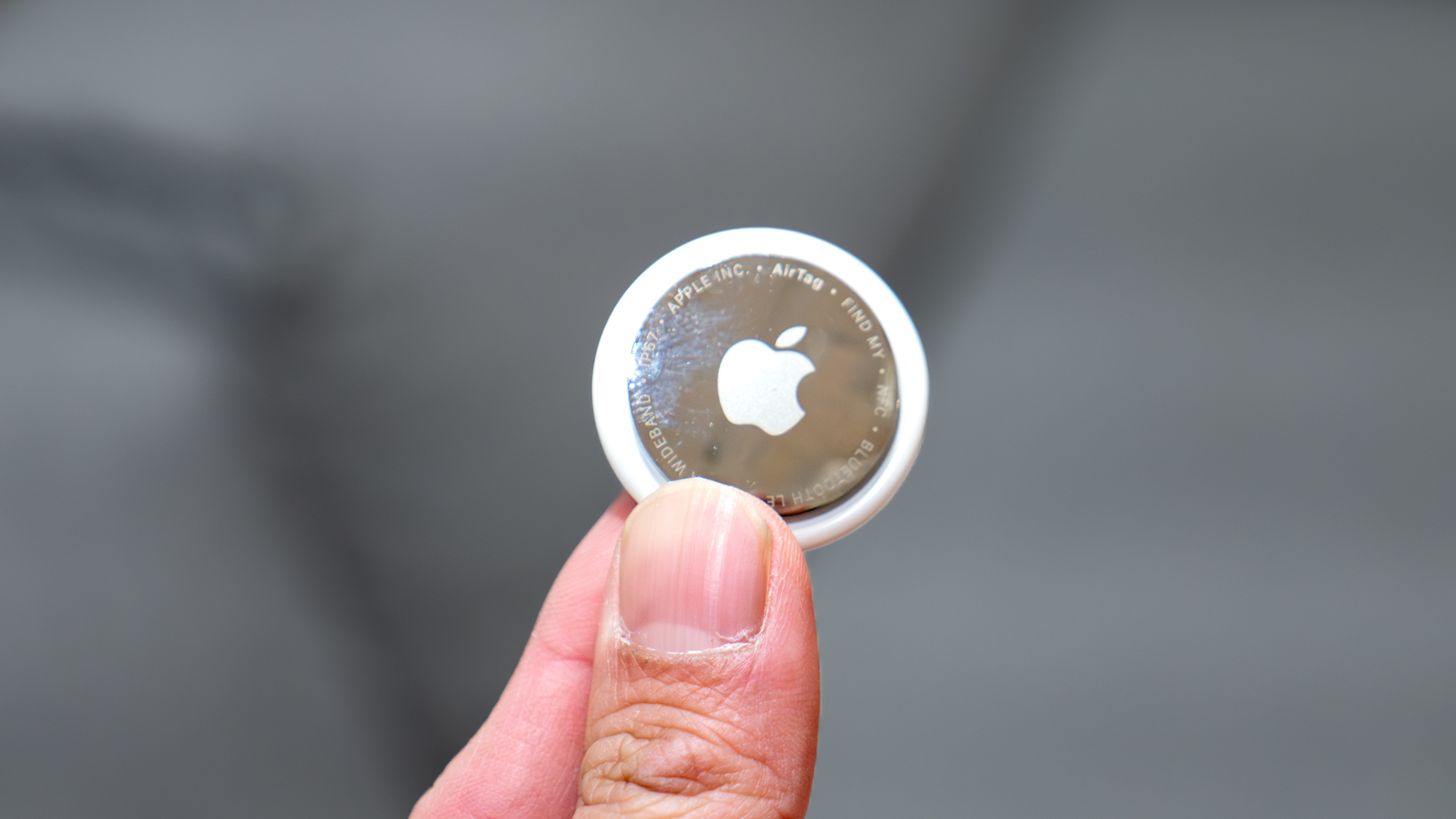 Apple AirTag 2 מוחזק ביד.