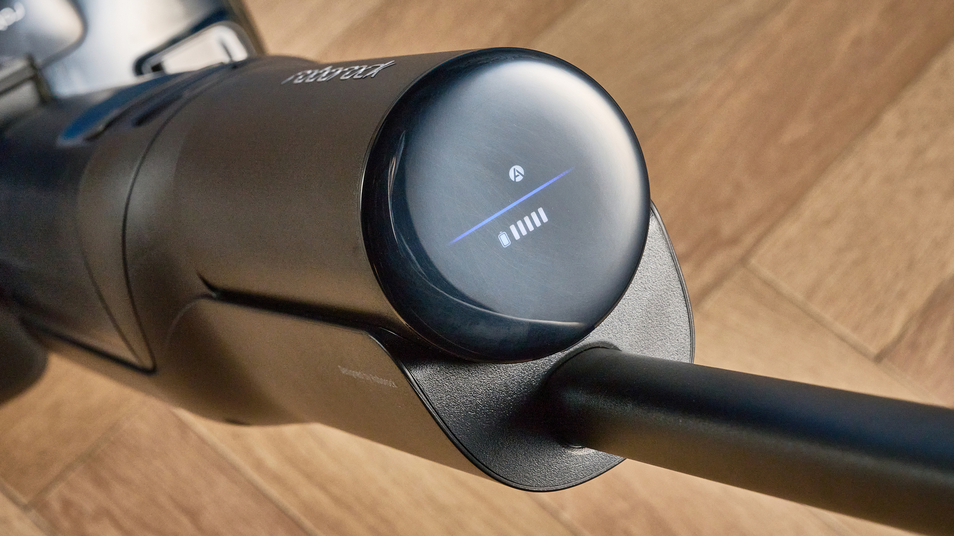 Roborock F25 ACE Pro צולם על רצפת עץ חומה