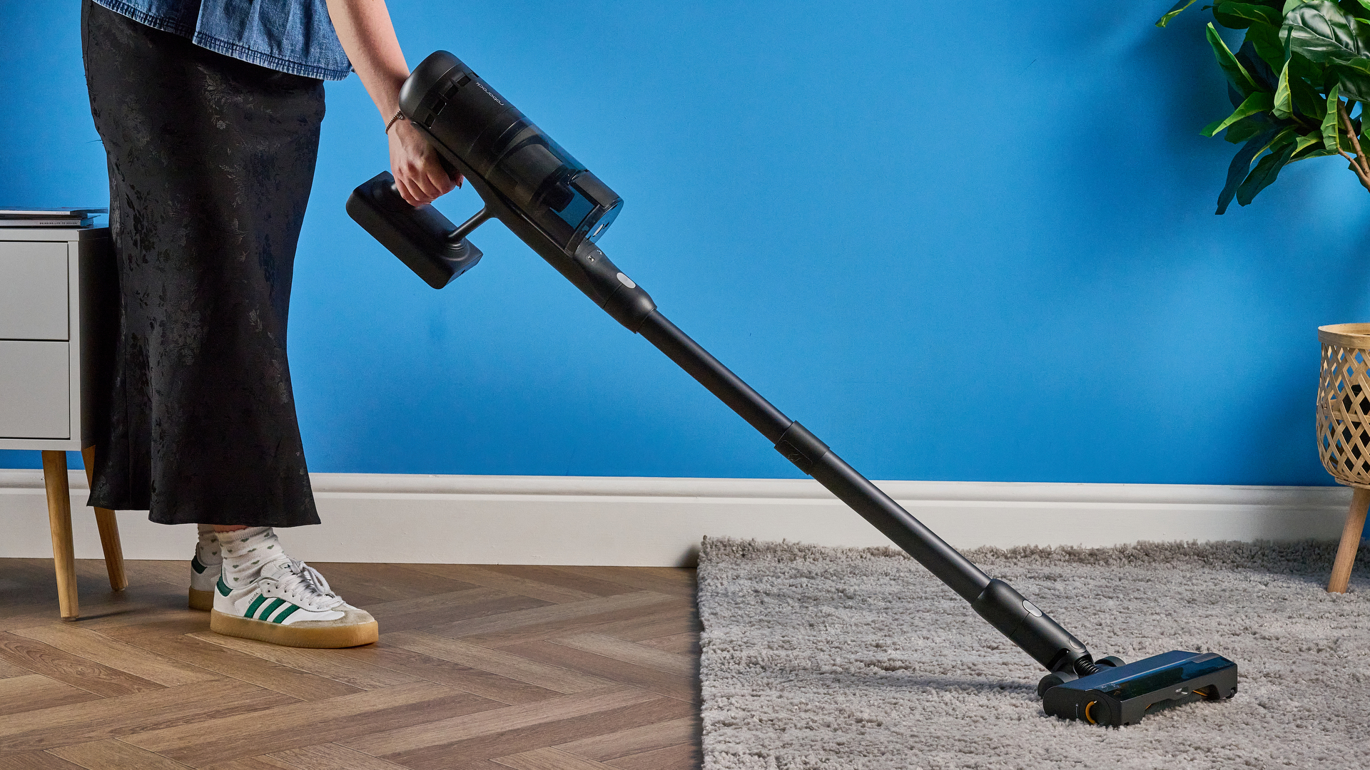 Roborock H60 Hub Ultra צולם מול רקע כחול