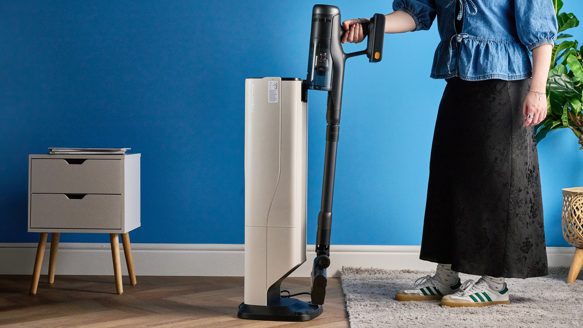 Roborock H60 Hub Ultra צולם מול רקע כחול
