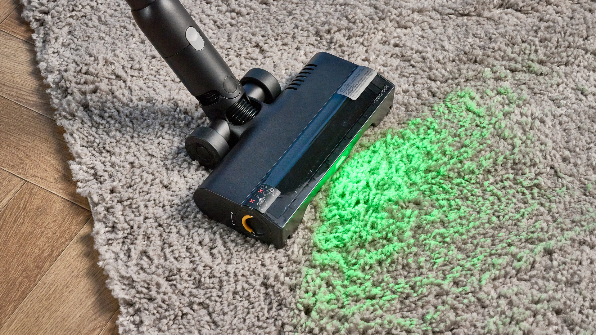 Roborock H60 Hub Ultra צולם מול רקע כחול