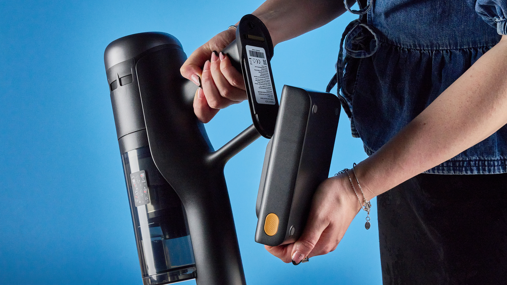 Roborock H60 Hub Ultra צולם מול רקע כחול