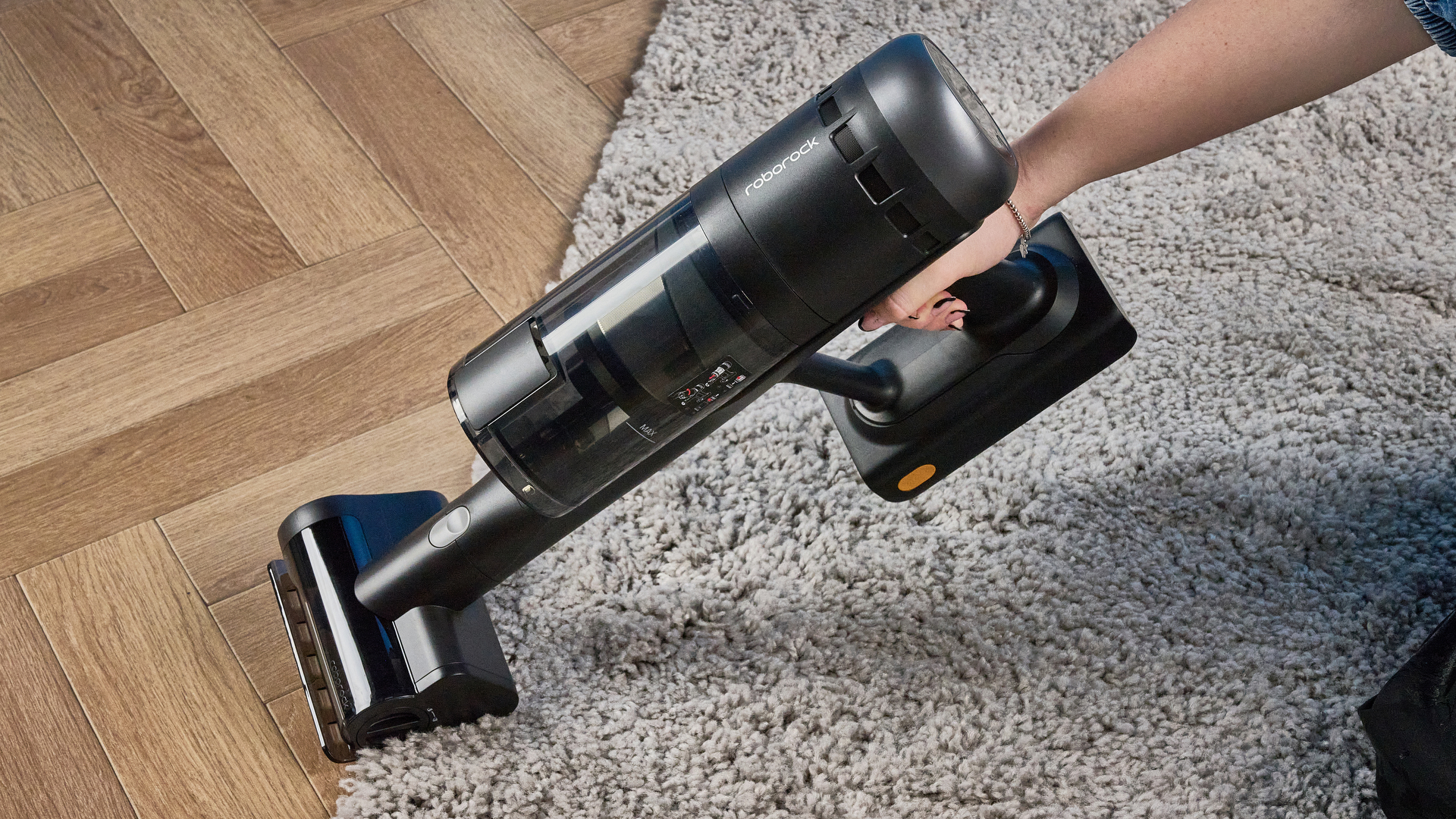 Roborock H60 Hub Ultra צולם מול רקע כחול