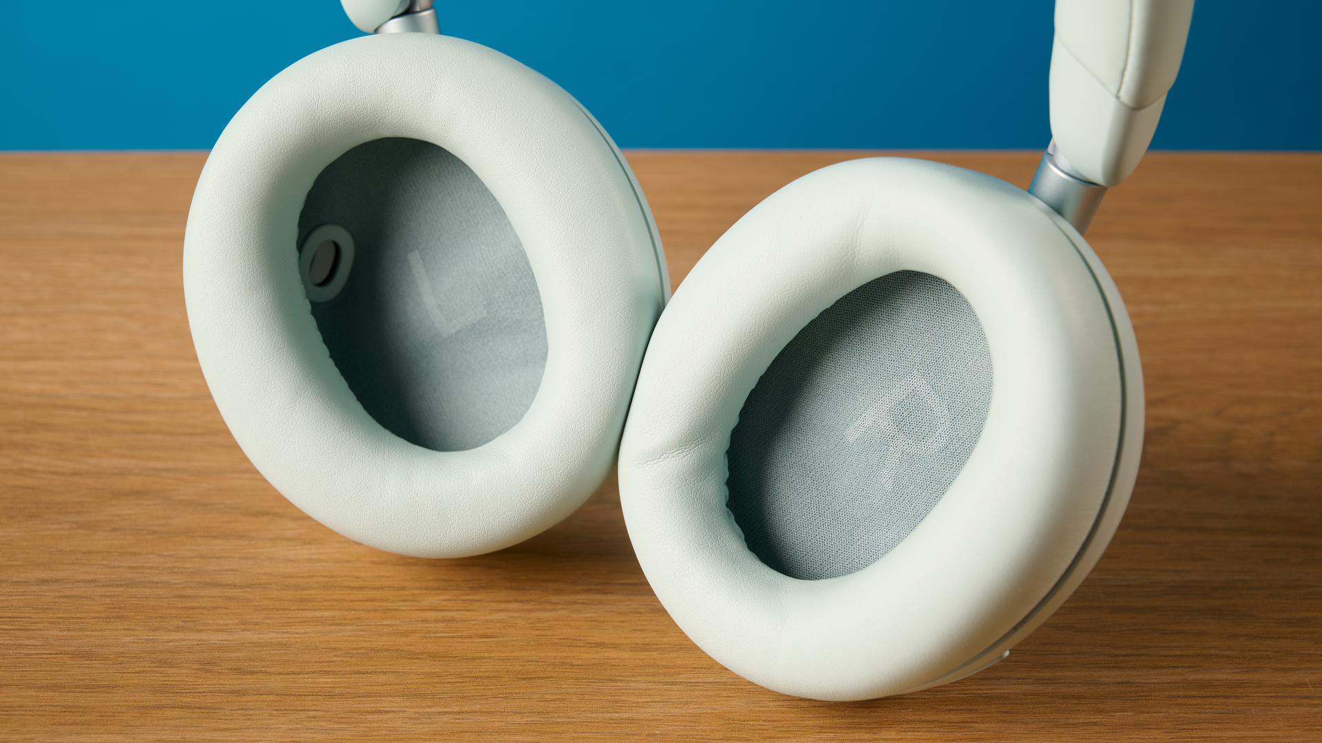 the soundcore space 2 אוזניות בלבן שצולמו על רקע מדריך טום כחול