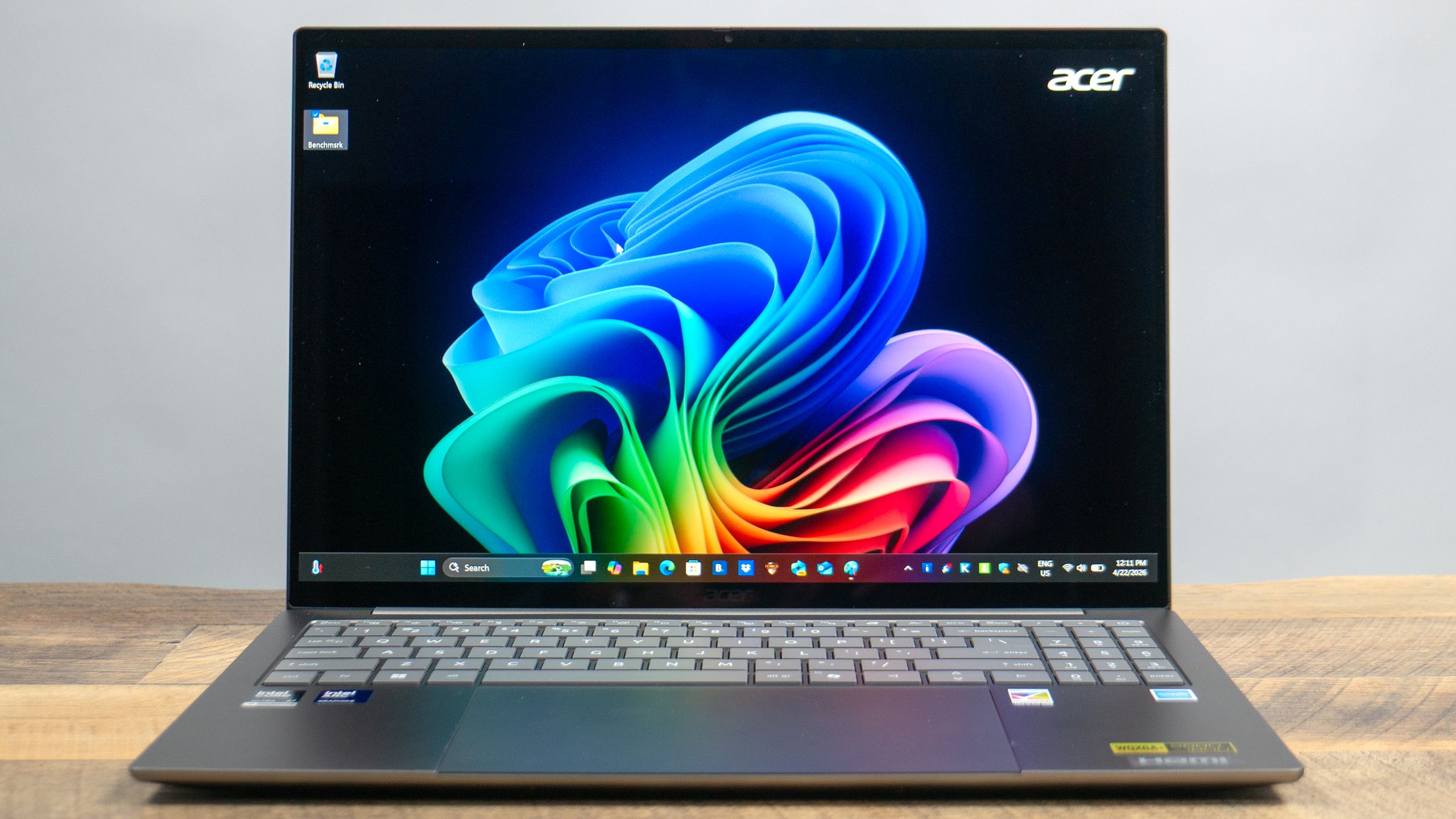 משטח המגע של Acer Swift 16 AI פשוט גדול מדי, אבל הביצועים שלו ותצוגת ה-OLED כבשו אותי מאת Tony Polanco פורסם ב-24 באפריל 26 מומלץ ה-Acer Swift 16 AI מספק ביצועים וחיי סוללה מעולים באחד מהמחשבים הקלילים ביותר בגודל 16 אינץ'. משטח המגע הגדול שלו יכול להיות גימיקי, אבל החוזקות של המחשב הנייד עוקפות בעיקר את הפגמים שלו.