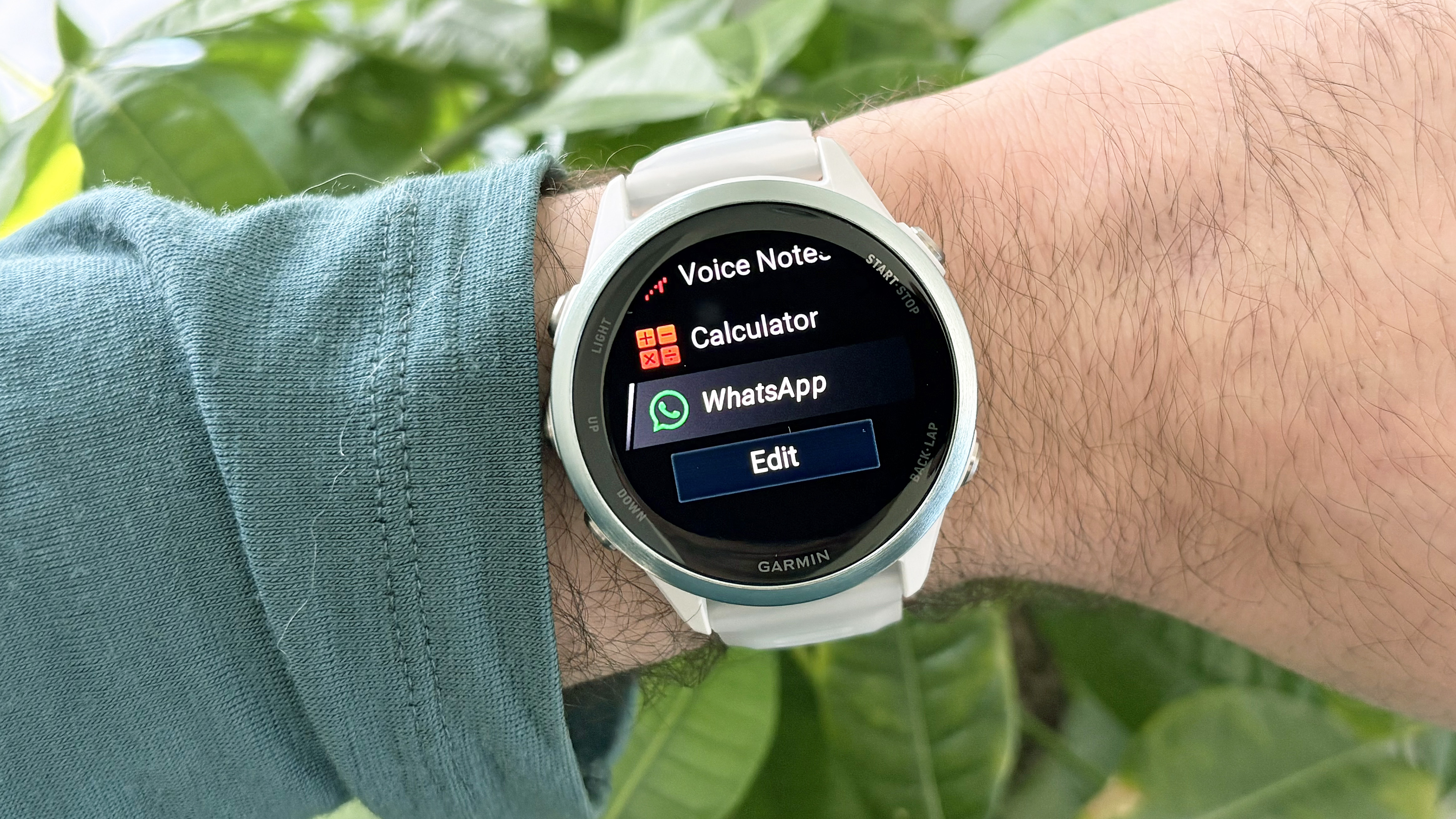 Garmin Forerunner 570 עם WhatsApp מוצג על המסך