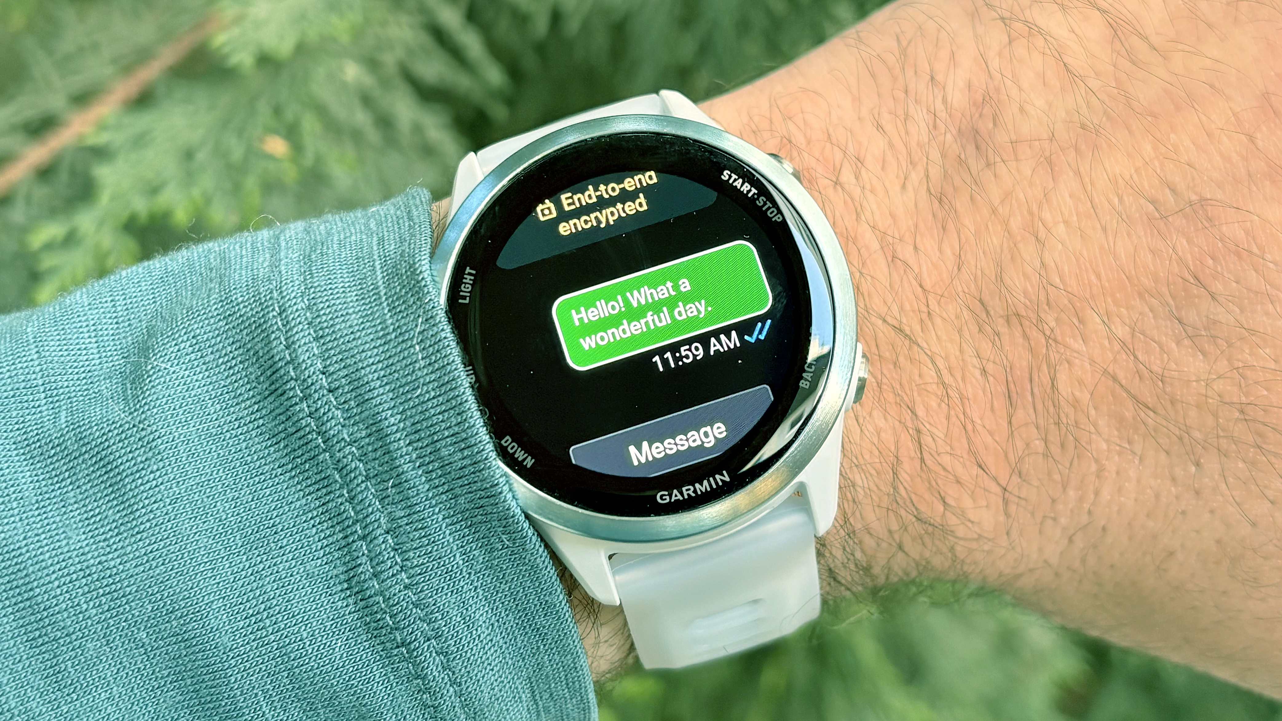 Garmin Forerunner 570 עם תשובות להודעות WhatsApp